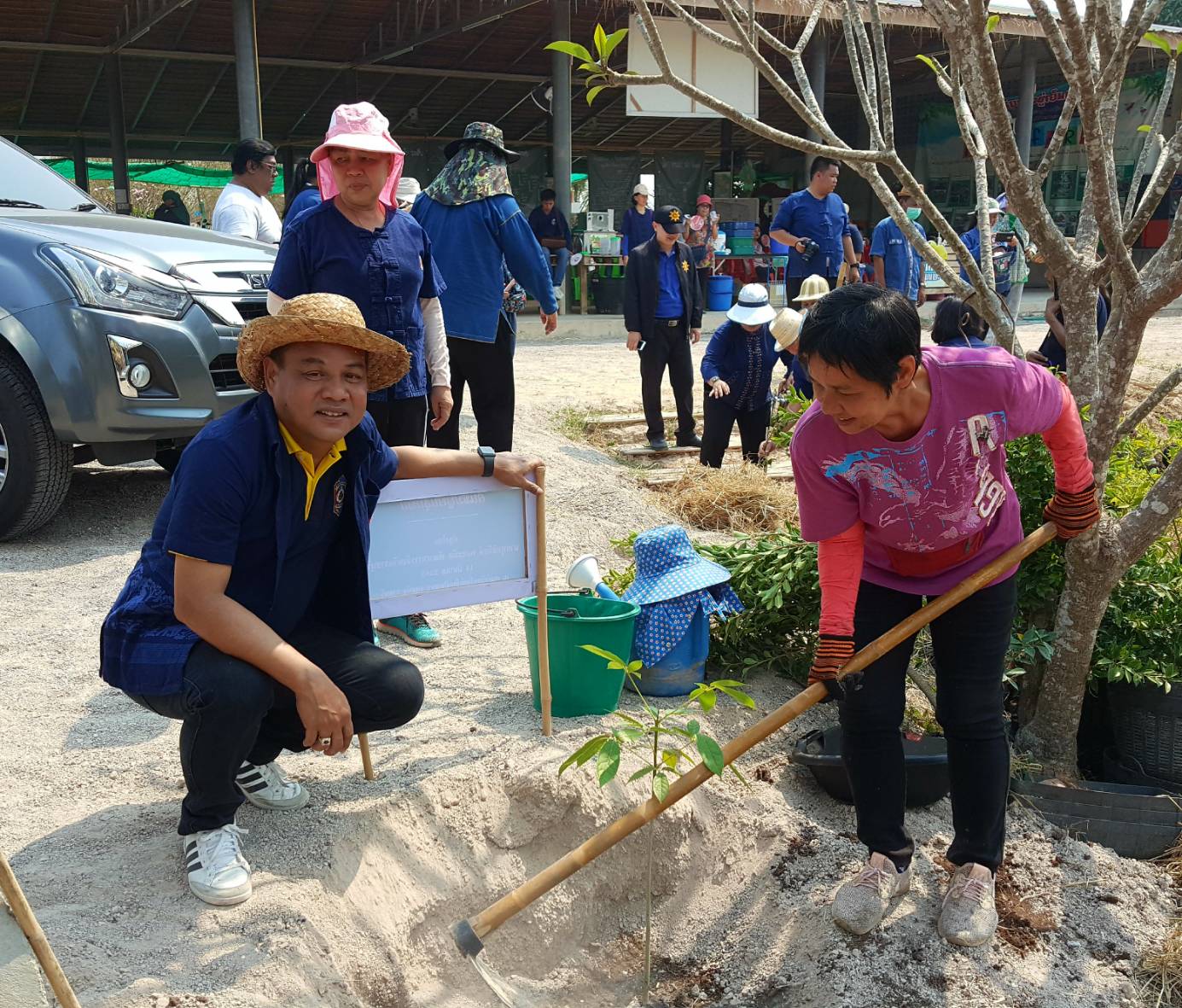 ??@จังหวัดราชบุรี>>>พช.ราชบุรี รวมพลังเอามื้อสามัคคี สร้างวิถีโคก หนอง นา โมเดล ภายใต้แนวคิด “หิ้วปิ่นโตไปเอามื้อ ถือจอบเสียมไปพลิกฟื้นแผ่นดิน”