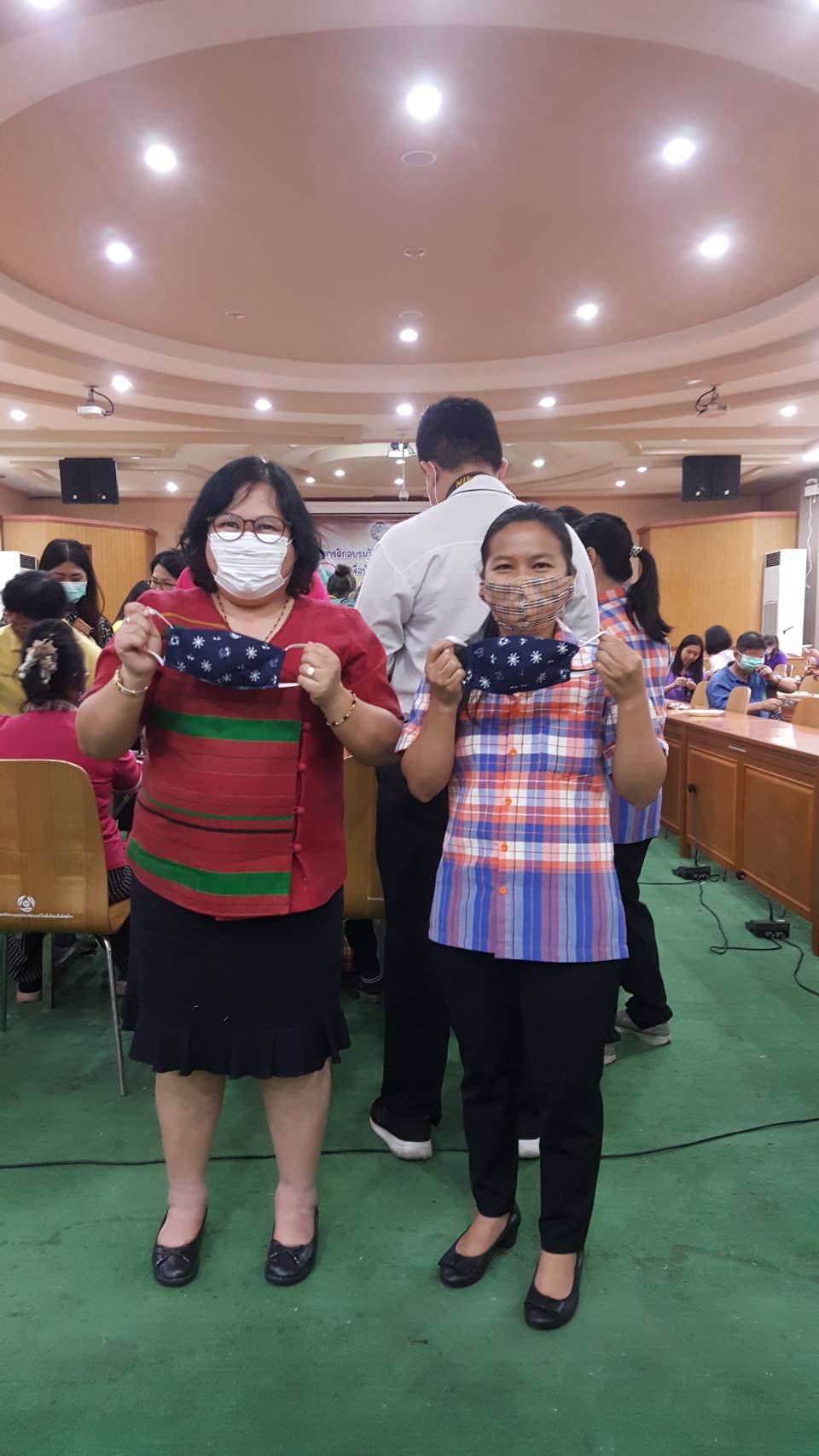 สำนักงานพัฒนาชุมชนจังหวัดราชบุรี เข้าร่วมโครงการฝึกอบรมการทำหน้ากากอนามัย แบบผ้าเพื่อป้องกันตนเองจากเชื้อ COVID-19