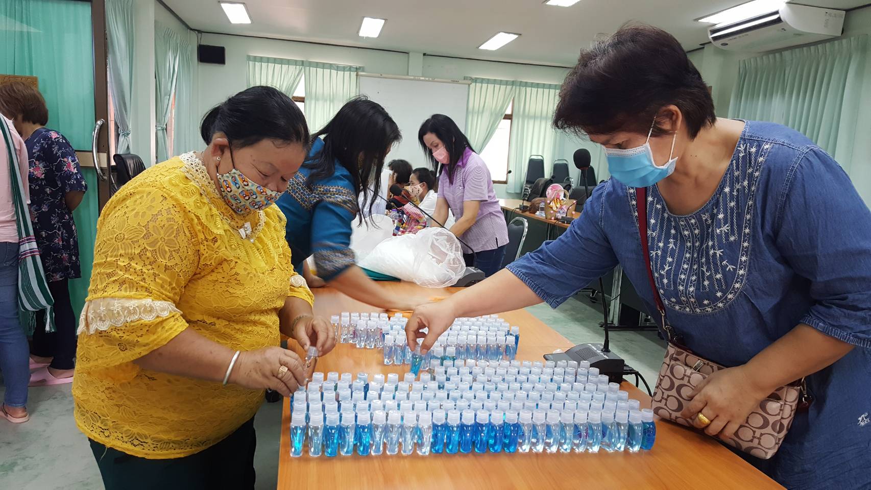 พช.ราชบุรี ร่วมกับกองทุนพัฒนาบทบาทสตรี ดำเนินโครงการพลังสตรีอาสาร่วมป้องกันโรคติดเชื้อไวรัสโคโรน่า 2019 (COVID-19)