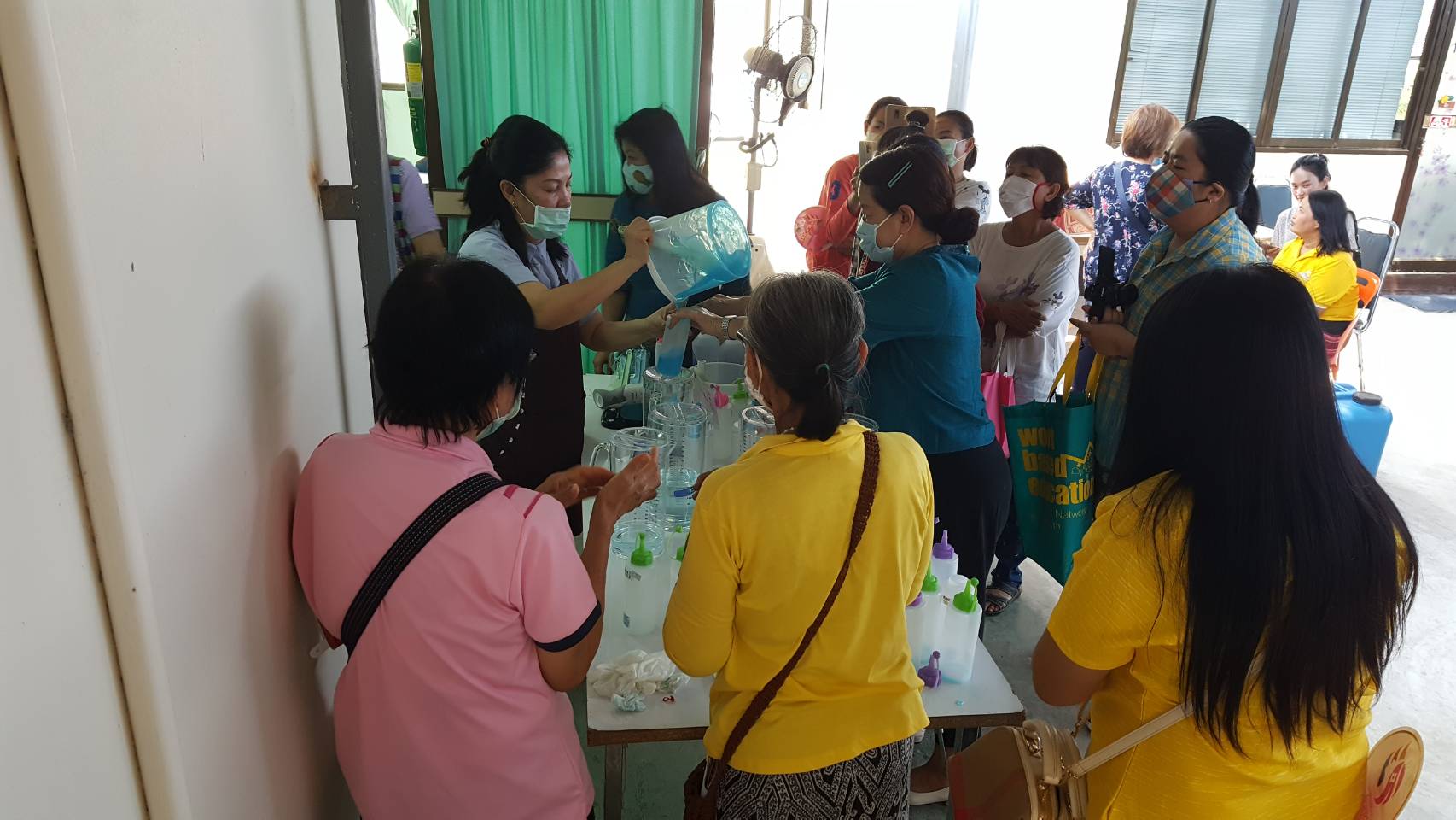 พช.ราชบุรี ร่วมกับกองทุนพัฒนาบทบาทสตรี ดำเนินโครงการพลังสตรีอาสาร่วมป้องกันโรคติดเชื้อไวรัสโคโรน่า 2019 (COVID-19)