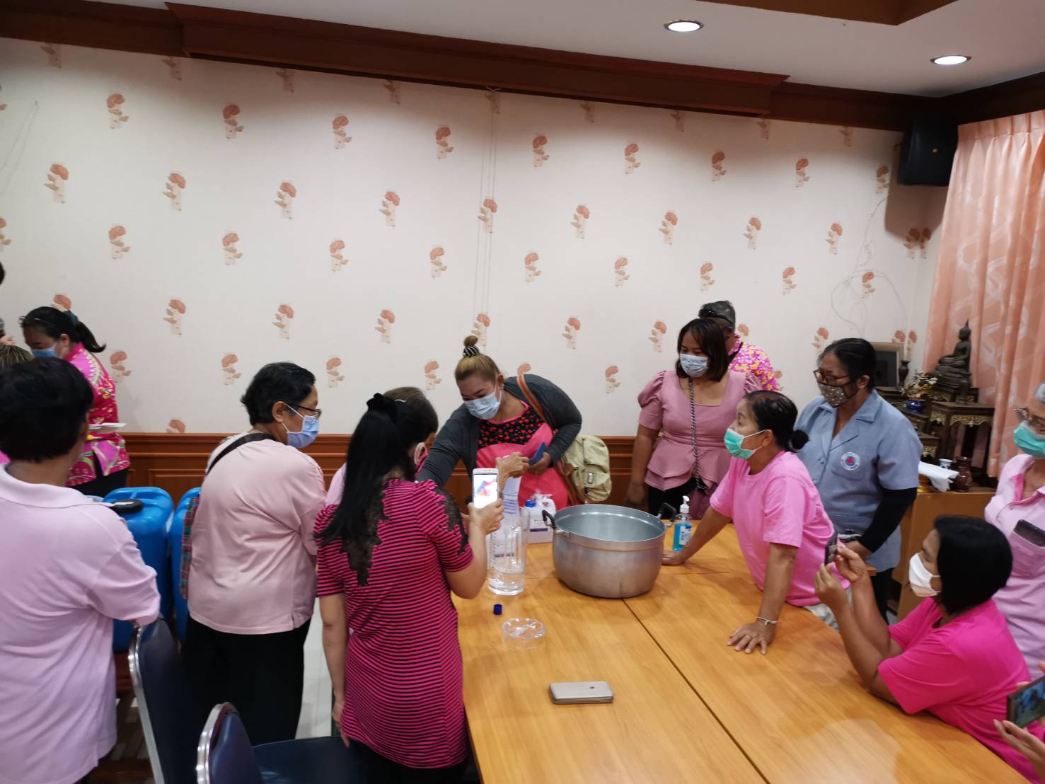 พช.ราชบุรี ร่วมกับกองทุนพัฒนาบทบาทสตรี ดำเนินโครงการพลังสตรีอาสาร่วมป้องกันโรคติดเชื้อไวรัสโคโรน่า 2019 (COVID-19)