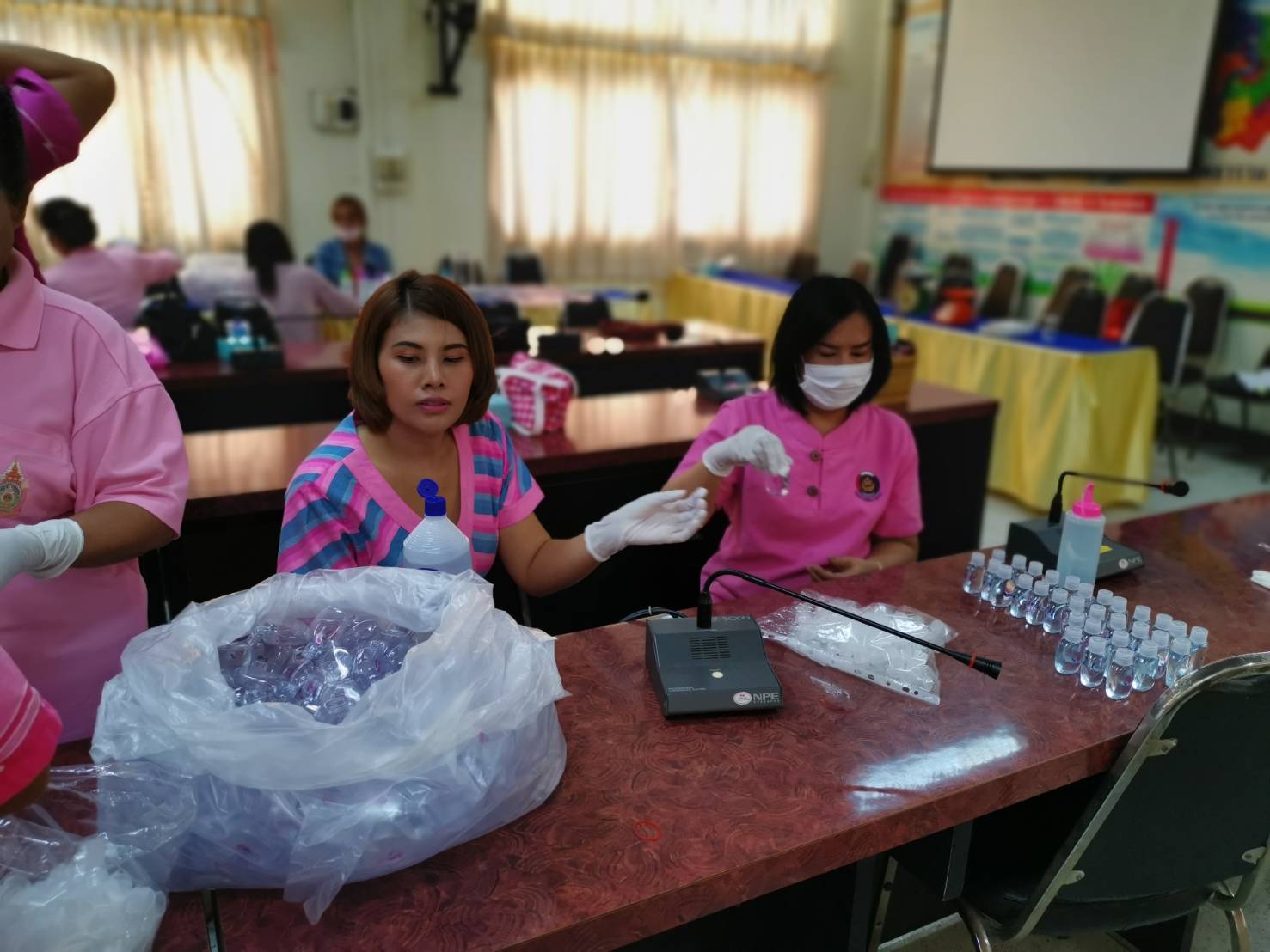 พช.ราชบุรี ร่วมกับกองทุนพัฒนาบทบาทสตรี ดำเนินโครงการพลังสตรีอาสาร่วมป้องกันโรคติดเชื้อไวรัสโคโรน่า 2019 (COVID-19)