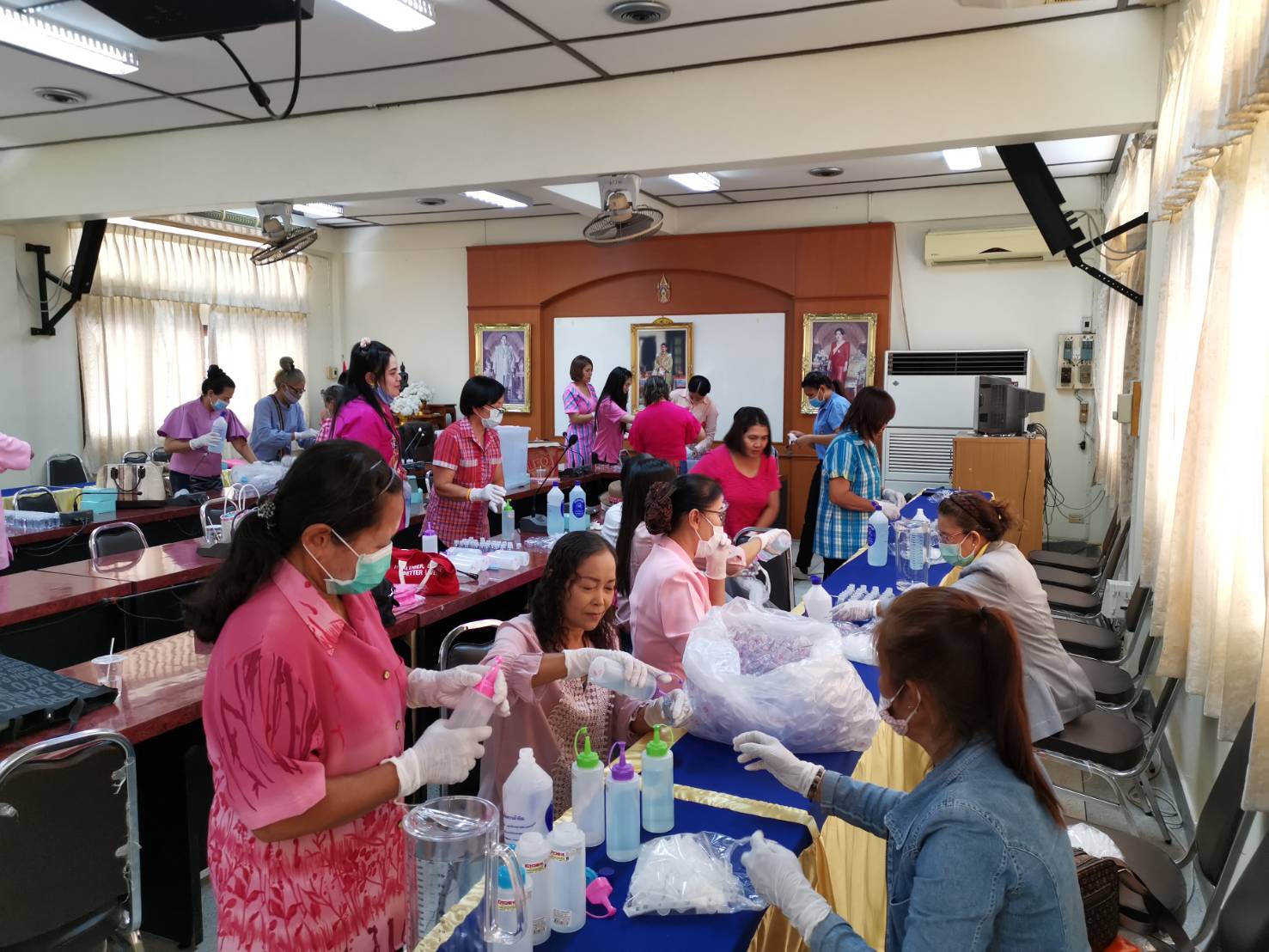 พช.ราชบุรี ร่วมกับกองทุนพัฒนาบทบาทสตรี ดำเนินโครงการพลังสตรีอาสาร่วมป้องกันโรคติดเชื้อไวรัสโคโรน่า 2019 (COVID-19)