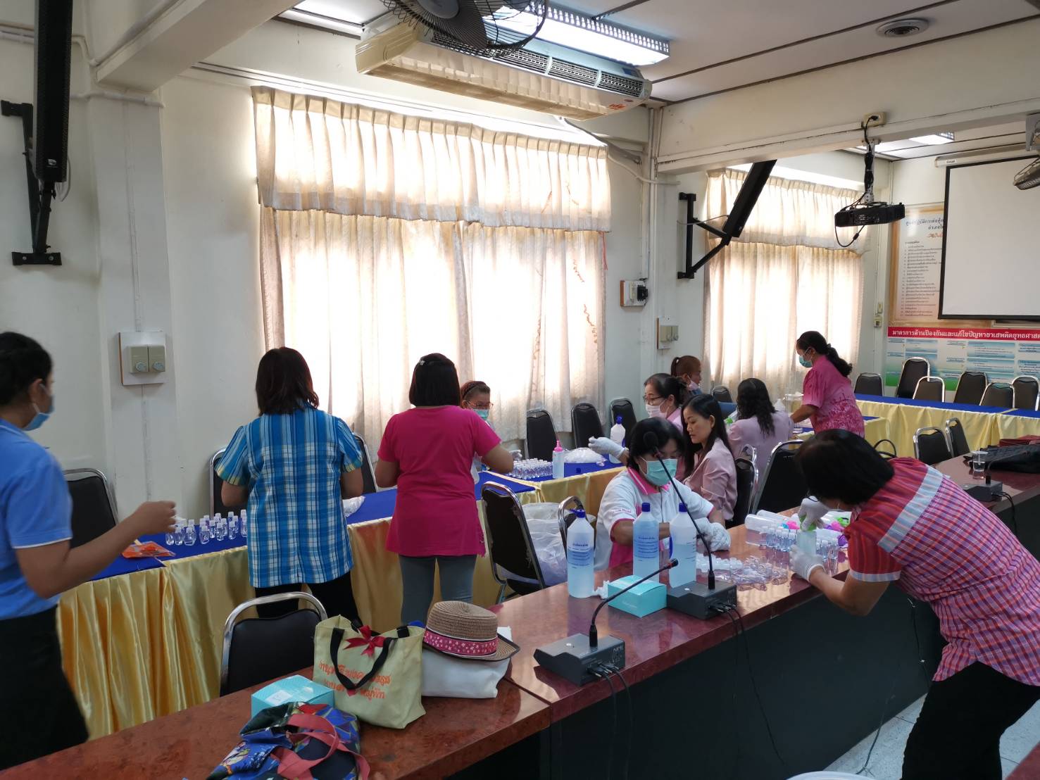 พช.ราชบุรี ร่วมกับกองทุนพัฒนาบทบาทสตรี ดำเนินโครงการพลังสตรีอาสาร่วมป้องกันโรคติดเชื้อไวรัสโคโรน่า 2019 (COVID-19)
