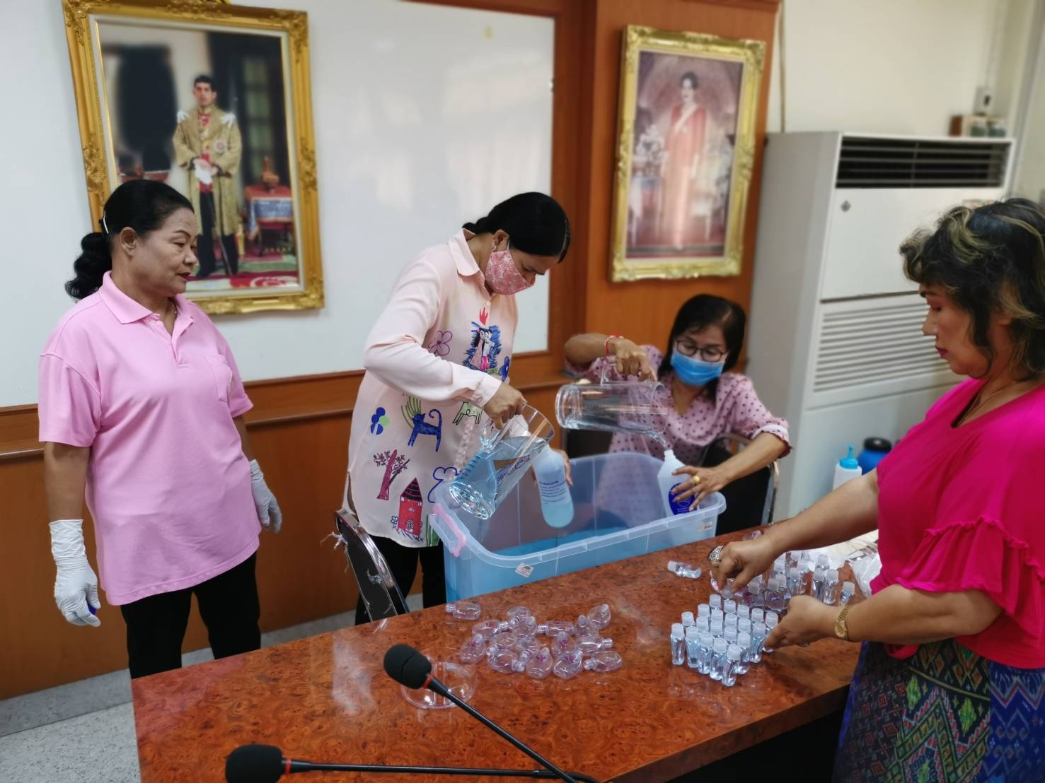 พช.ราชบุรี ร่วมกับกองทุนพัฒนาบทบาทสตรี ดำเนินโครงการพลังสตรีอาสาร่วมป้องกันโรคติดเชื้อไวรัสโคโรน่า 2019 (COVID-19)