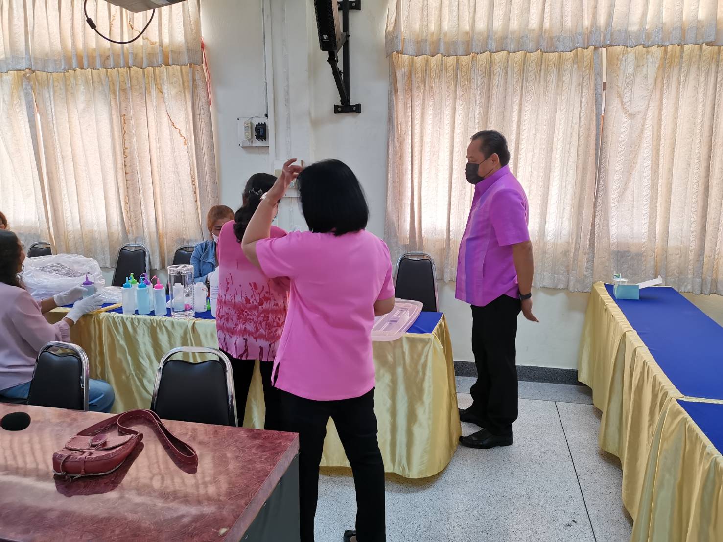 พช.ราชบุรี ร่วมกับกองทุนพัฒนาบทบาทสตรี ดำเนินโครงการพลังสตรีอาสาร่วมป้องกันโรคติดเชื้อไวรัสโคโรน่า 2019 (COVID-19)