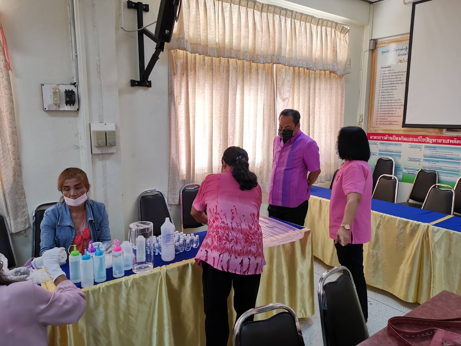 พช.ราชบุรี ร่วมกับกองทุนพัฒนาบทบาทสตรี ดำเนินโครงการพลังสตรีอาสาร่วมป้องกันโรคติดเชื้อไวรัสโคโรน่า 2019 (COVID-19)