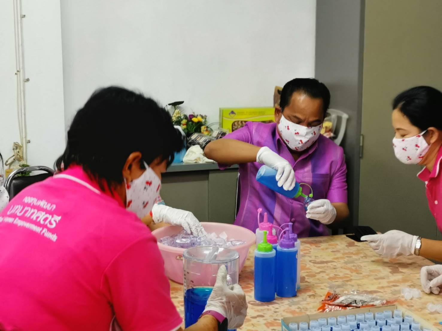 พช.ราชบุรี ร่วมกับกองทุนพัฒนาบทบาทสตรี ดำเนินโครงการพลังสตรีอาสาร่วมป้องกันโรคติดเชื้อไวรัสโคโรน่า 2019 (COVID-19)