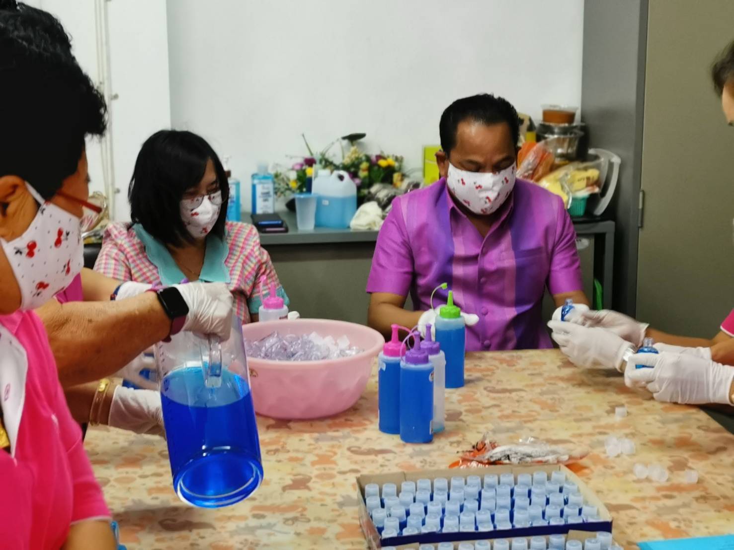 พช.ราชบุรี ร่วมกับกองทุนพัฒนาบทบาทสตรี ดำเนินโครงการพลังสตรีอาสาร่วมป้องกันโรคติดเชื้อไวรัสโคโรน่า 2019 (COVID-19)