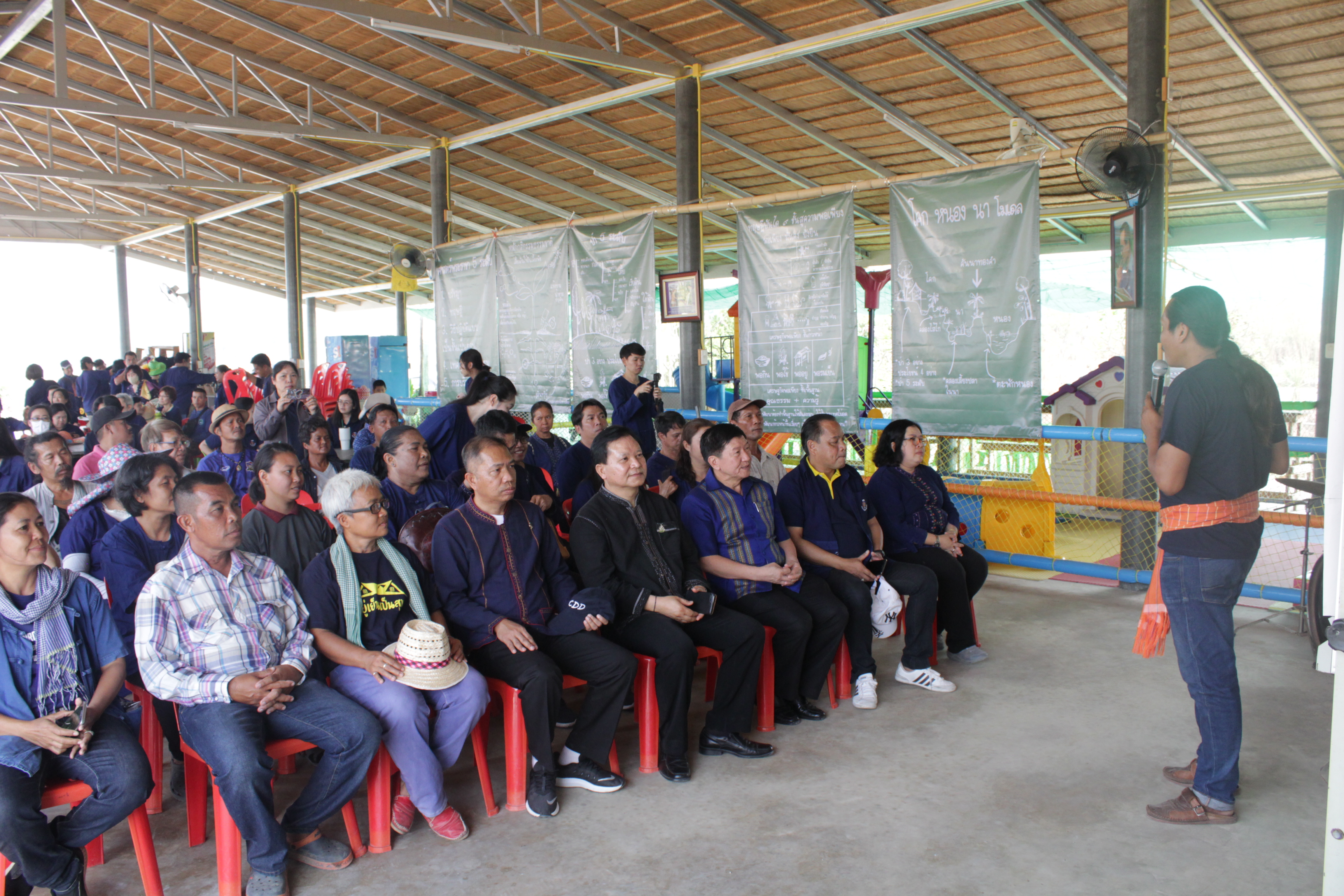 ??@จังหวัดราชบุรี>>>พช.ราชบุรี รวมพลังเอามื้อสามัคคี สร้างวิถีโคก หนอง นา โมเดล ภายใต้แนวคิด “หิ้วปิ่นโตไปเอามื้อ ถือจอบเสียมไปพลิกฟื้นแผ่นดิน”