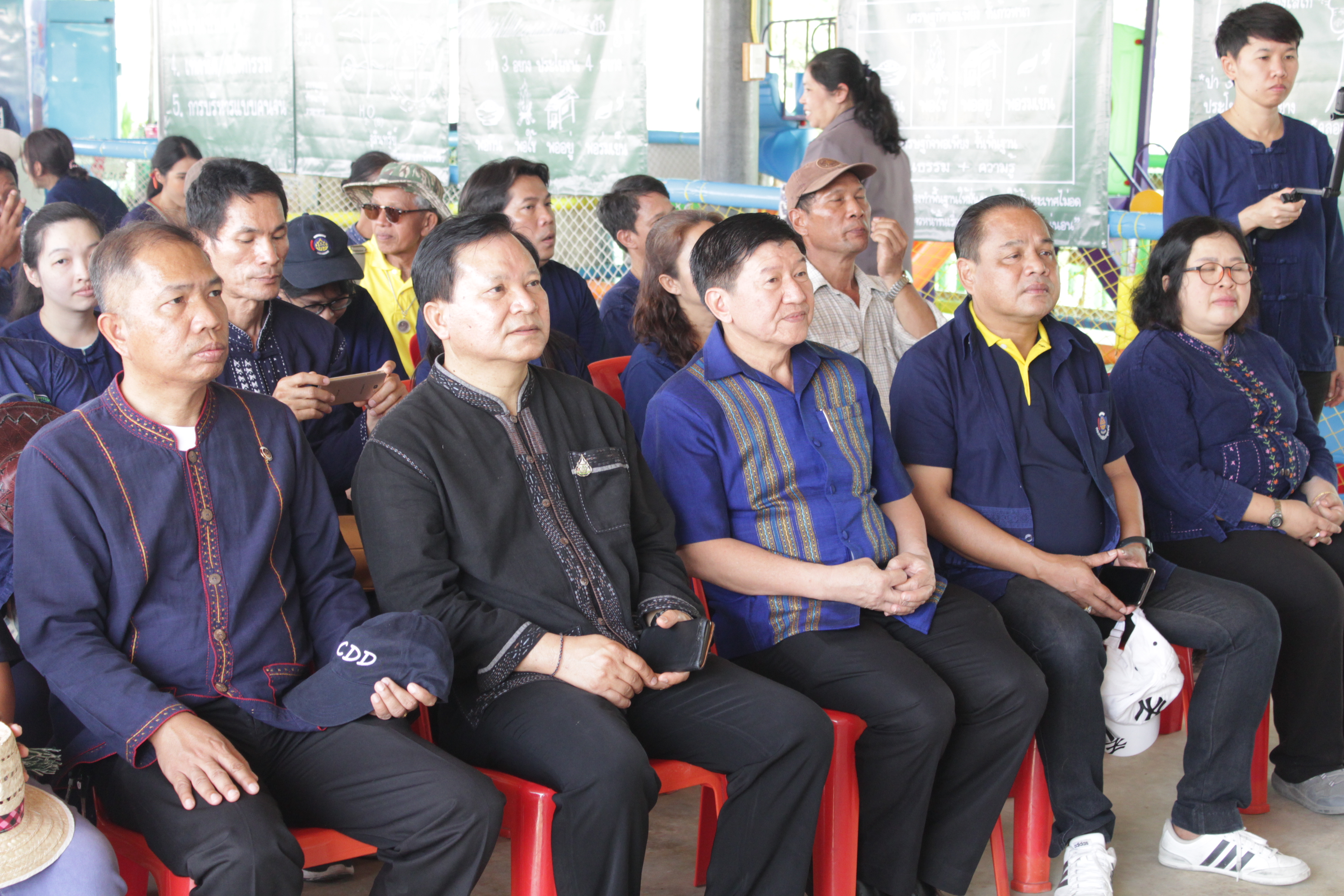 ??@จังหวัดราชบุรี>>>พช.ราชบุรี รวมพลังเอามื้อสามัคคี สร้างวิถีโคก หนอง นา โมเดล ภายใต้แนวคิด “หิ้วปิ่นโตไปเอามื้อ ถือจอบเสียมไปพลิกฟื้นแผ่นดิน”