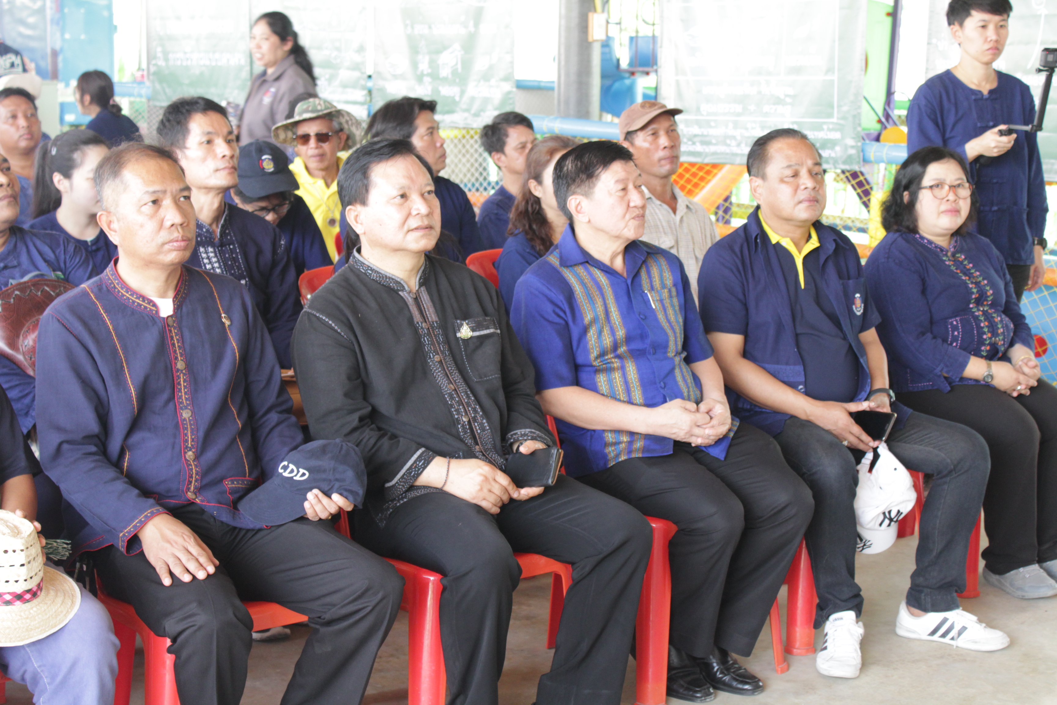 ??@จังหวัดราชบุรี>>>พช.ราชบุรี รวมพลังเอามื้อสามัคคี สร้างวิถีโคก หนอง นา โมเดล ภายใต้แนวคิด “หิ้วปิ่นโตไปเอามื้อ ถือจอบเสียมไปพลิกฟื้นแผ่นดิน”