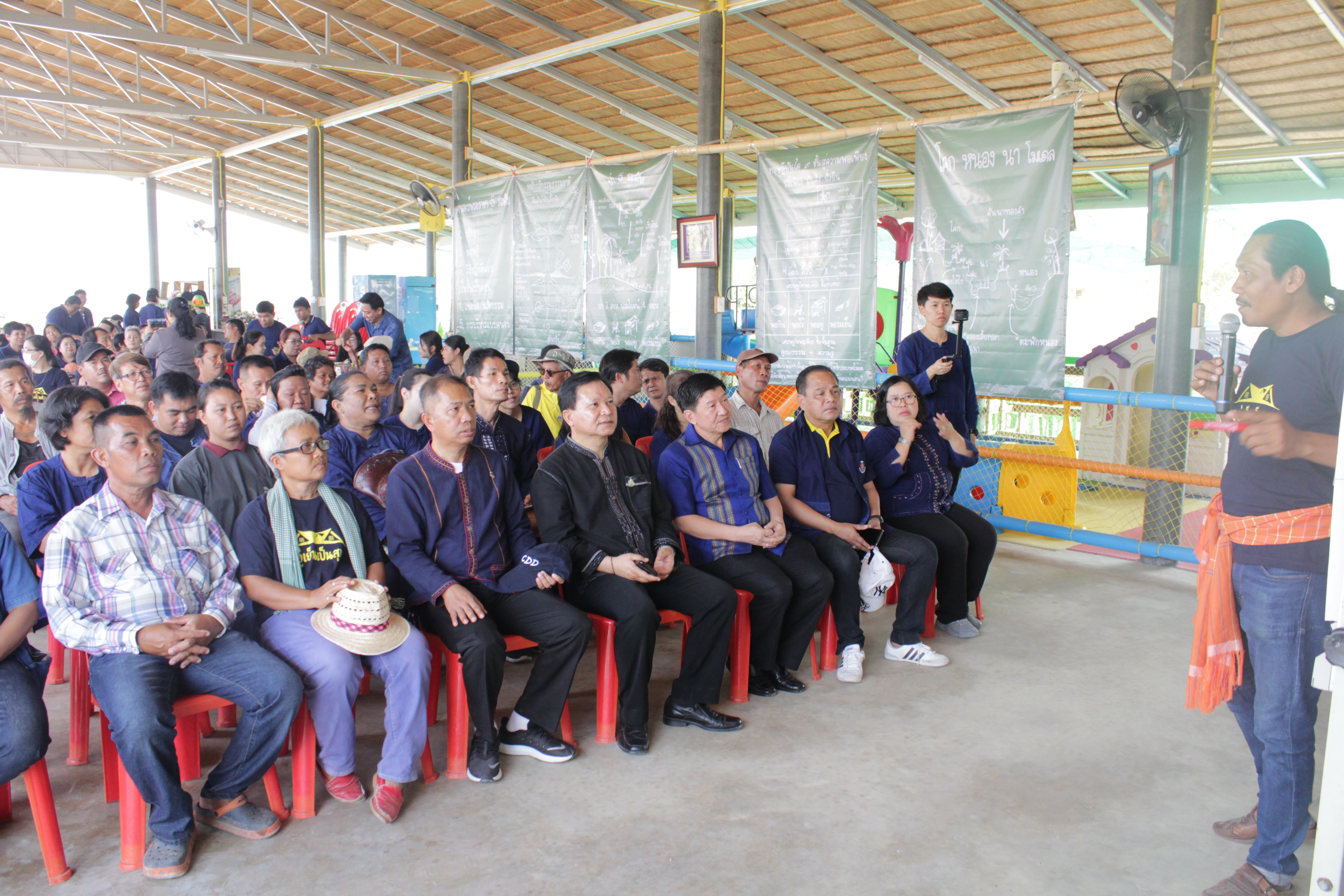 ??@จังหวัดราชบุรี>>>พช.ราชบุรี รวมพลังเอามื้อสามัคคี สร้างวิถีโคก หนอง นา โมเดล ภายใต้แนวคิด “หิ้วปิ่นโตไปเอามื้อ ถือจอบเสียมไปพลิกฟื้นแผ่นดิน”