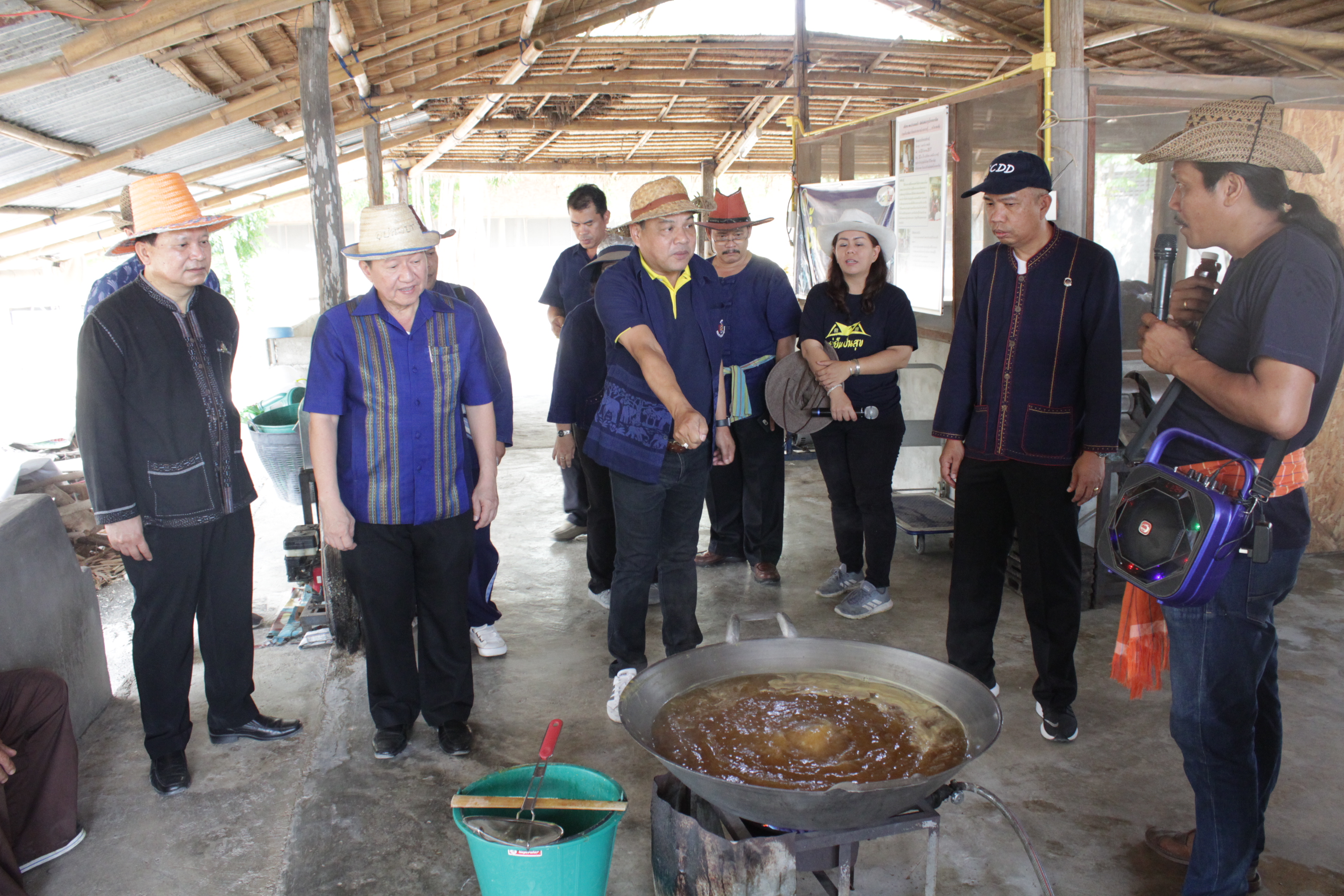 ??@จังหวัดราชบุรี>>>พช.ราชบุรี รวมพลังเอามื้อสามัคคี สร้างวิถีโคก หนอง นา โมเดล ภายใต้แนวคิด “หิ้วปิ่นโตไปเอามื้อ ถือจอบเสียมไปพลิกฟื้นแผ่นดิน”