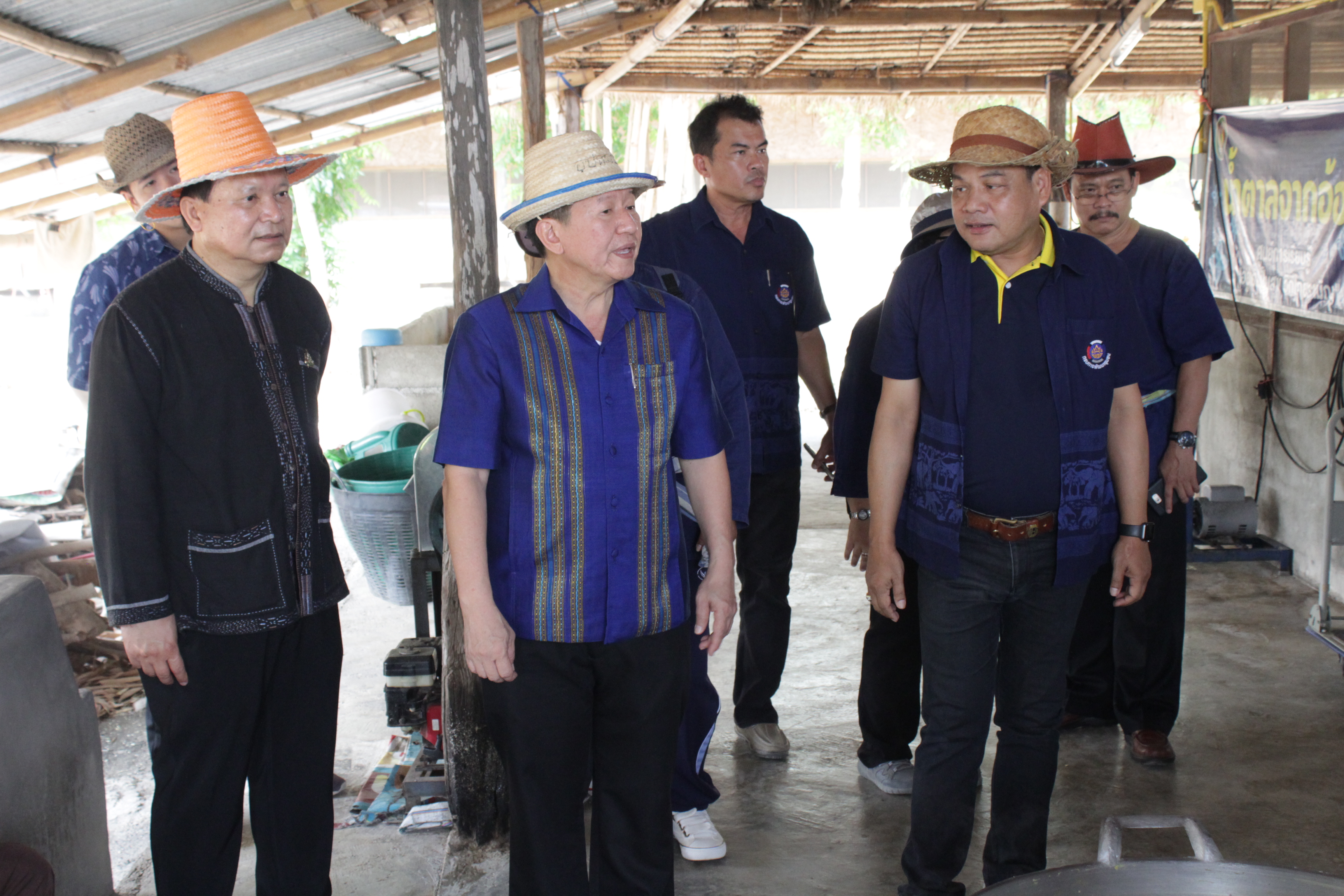 ??@จังหวัดราชบุรี>>>พช.ราชบุรี รวมพลังเอามื้อสามัคคี สร้างวิถีโคก หนอง นา โมเดล ภายใต้แนวคิด “หิ้วปิ่นโตไปเอามื้อ ถือจอบเสียมไปพลิกฟื้นแผ่นดิน”