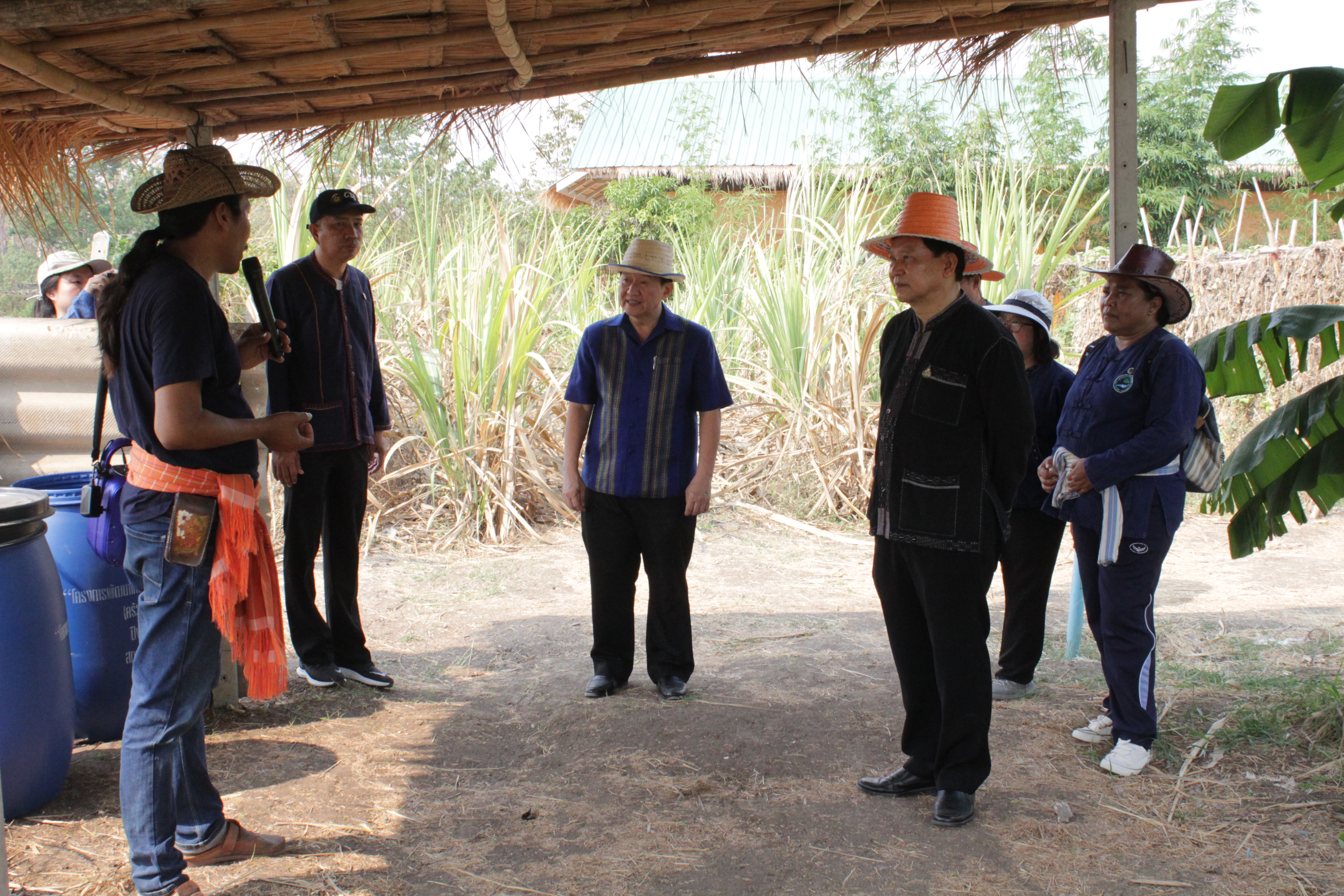 ??@จังหวัดราชบุรี>>>พช.ราชบุรี รวมพลังเอามื้อสามัคคี สร้างวิถีโคก หนอง นา โมเดล ภายใต้แนวคิด “หิ้วปิ่นโตไปเอามื้อ ถือจอบเสียมไปพลิกฟื้นแผ่นดิน”