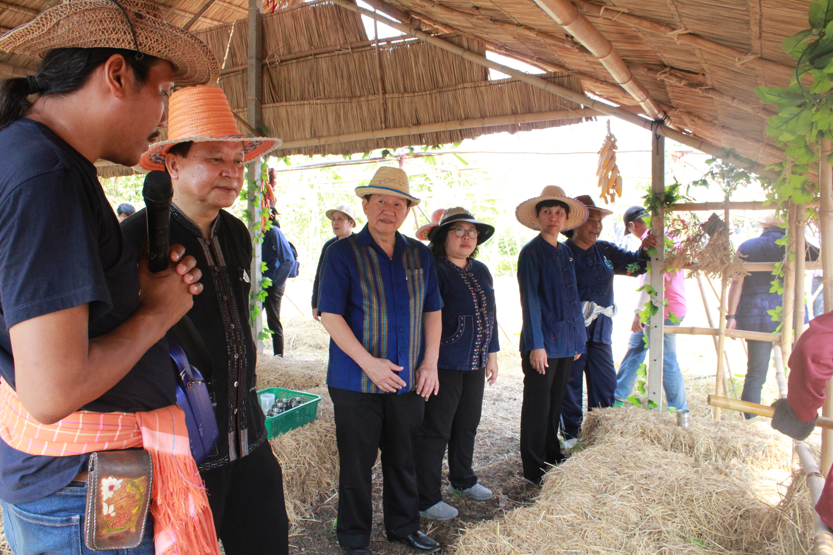 ??@จังหวัดราชบุรี>>>พช.ราชบุรี รวมพลังเอามื้อสามัคคี สร้างวิถีโคก หนอง นา โมเดล ภายใต้แนวคิด “หิ้วปิ่นโตไปเอามื้อ ถือจอบเสียมไปพลิกฟื้นแผ่นดิน”