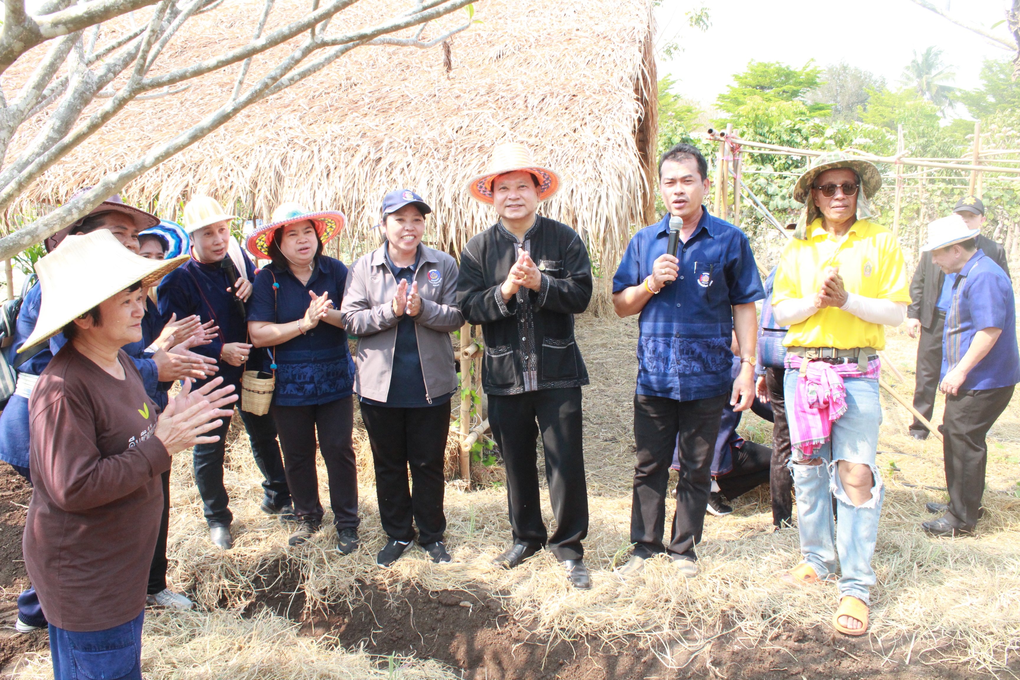 ??@จังหวัดราชบุรี>>>พช.ราชบุรี รวมพลังเอามื้อสามัคคี สร้างวิถีโคก หนอง นา โมเดล ภายใต้แนวคิด “หิ้วปิ่นโตไปเอามื้อ ถือจอบเสียมไปพลิกฟื้นแผ่นดิน”