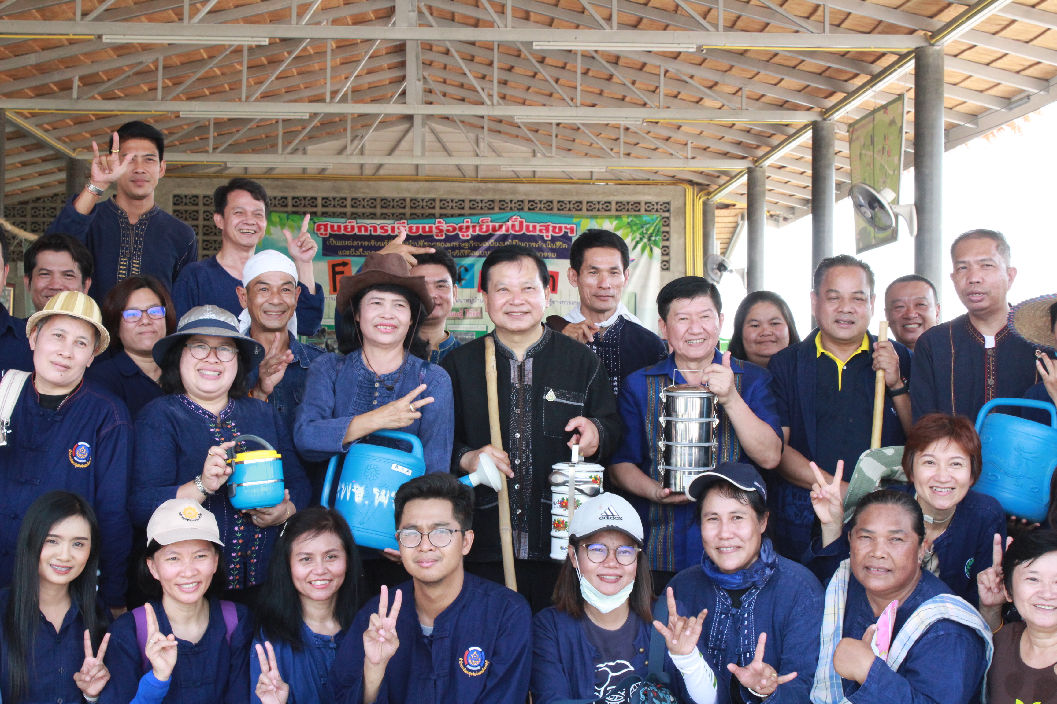 ??@จังหวัดราชบุรี>>>พช.ราชบุรี รวมพลังเอามื้อสามัคคี สร้างวิถีโคก หนอง นา โมเดล ภายใต้แนวคิด “หิ้วปิ่นโตไปเอามื้อ ถือจอบเสียมไปพลิกฟื้นแผ่นดิน”