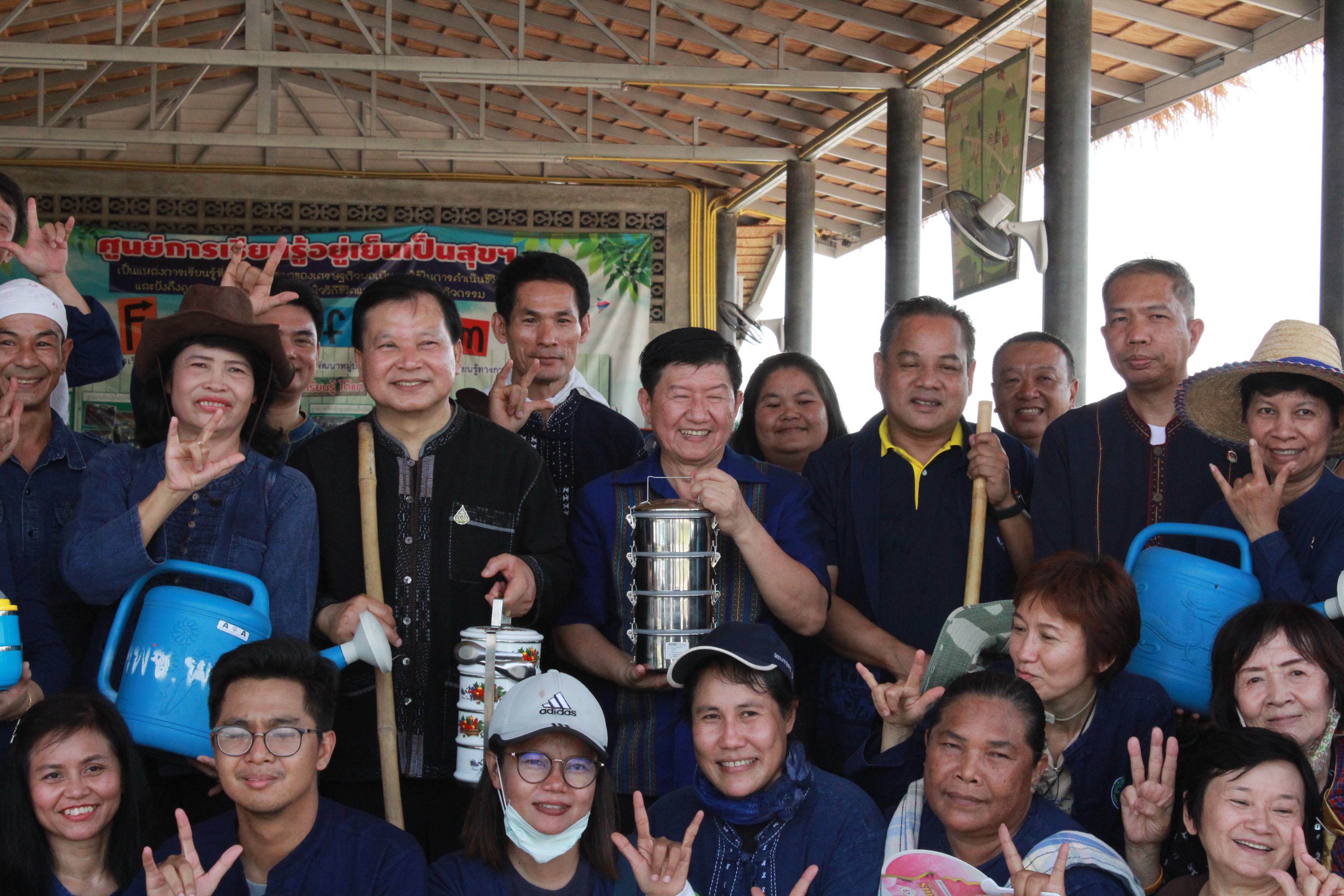 ??@จังหวัดราชบุรี>>>พช.ราชบุรี รวมพลังเอามื้อสามัคคี สร้างวิถีโคก หนอง นา โมเดล ภายใต้แนวคิด “หิ้วปิ่นโตไปเอามื้อ ถือจอบเสียมไปพลิกฟื้นแผ่นดิน”