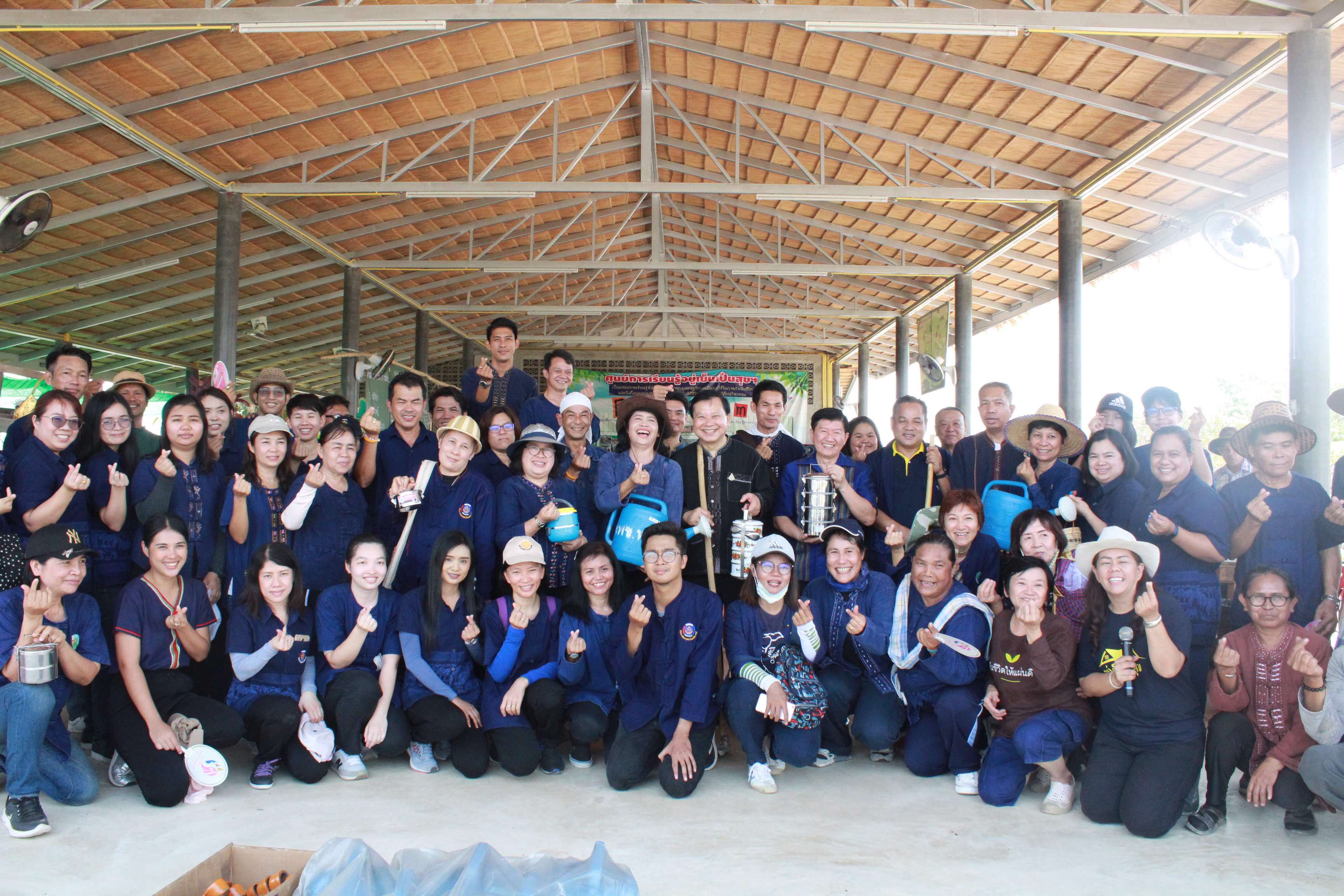 ??@จังหวัดราชบุรี>>>พช.ราชบุรี รวมพลังเอามื้อสามัคคี สร้างวิถีโคก หนอง นา โมเดล ภายใต้แนวคิด “หิ้วปิ่นโตไปเอามื้อ ถือจอบเสียมไปพลิกฟื้นแผ่นดิน”