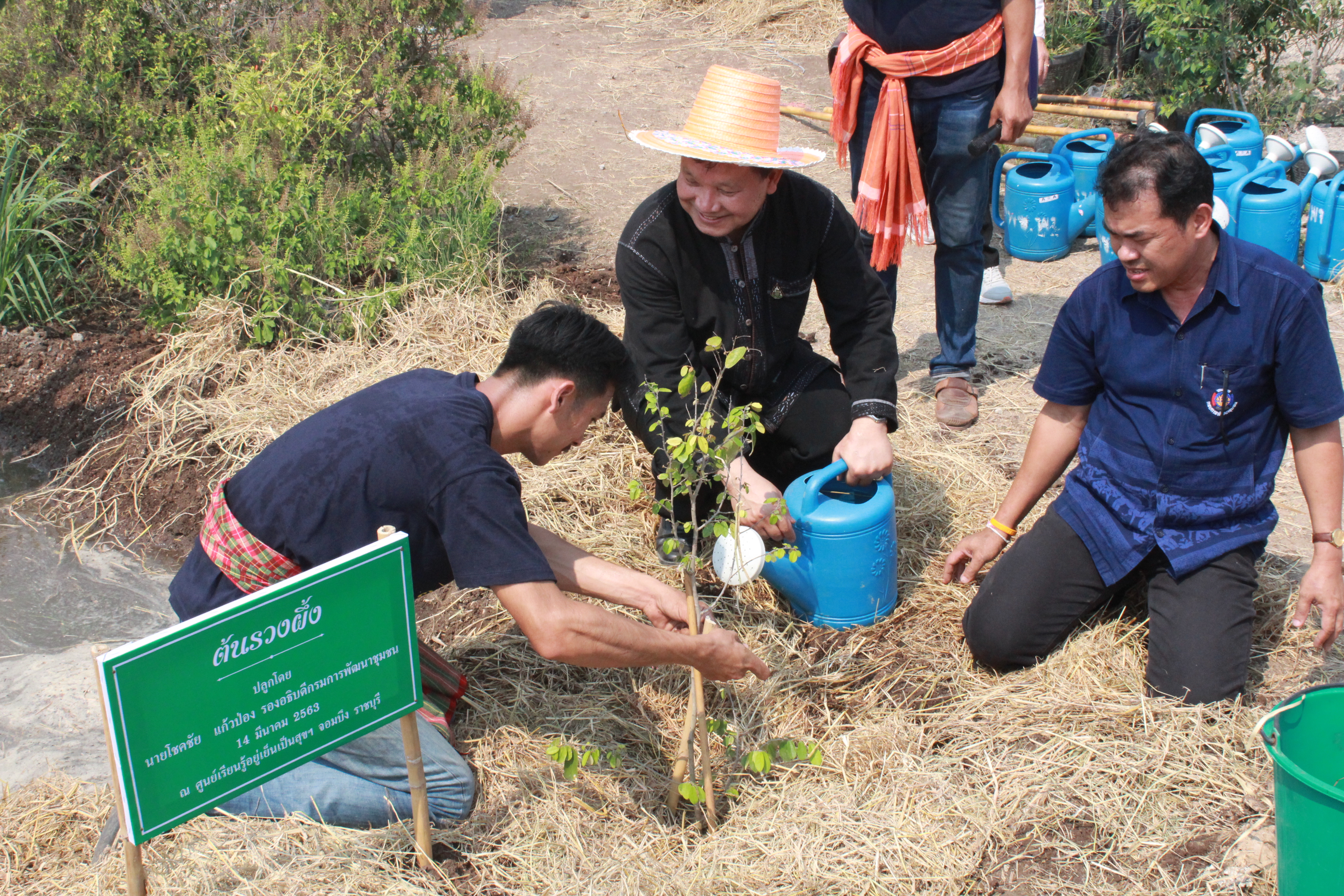 ??@จังหวัดราชบุรี>>>พช.ราชบุรี รวมพลังเอามื้อสามัคคี สร้างวิถีโคก หนอง นา โมเดล ภายใต้แนวคิด “หิ้วปิ่นโตไปเอามื้อ ถือจอบเสียมไปพลิกฟื้นแผ่นดิน”
