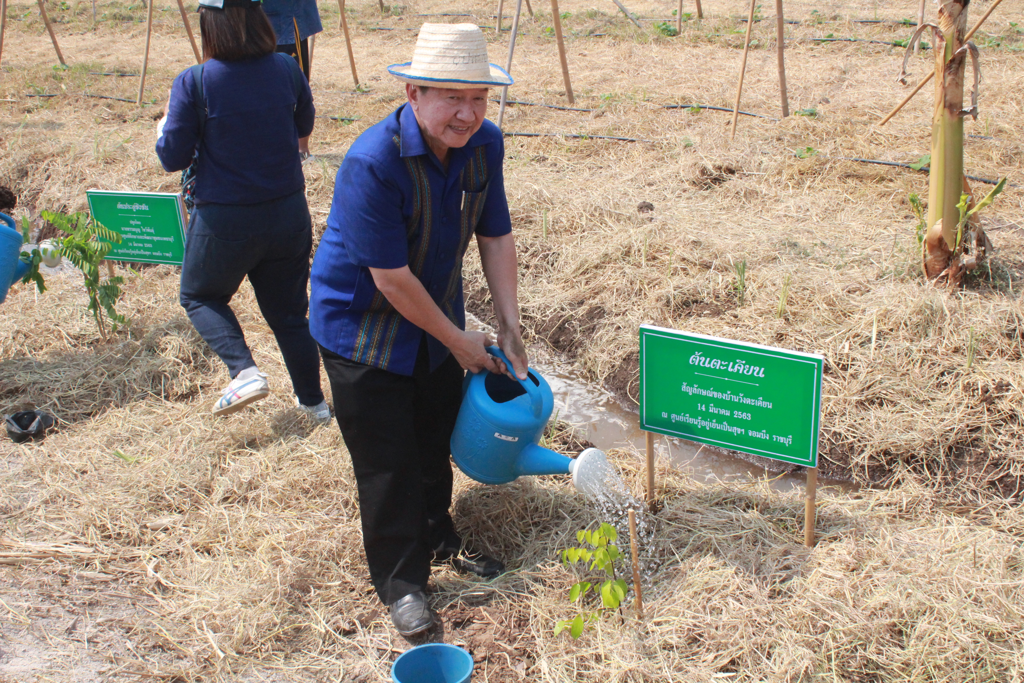 ??@จังหวัดราชบุรี>>>พช.ราชบุรี รวมพลังเอามื้อสามัคคี สร้างวิถีโคก หนอง นา โมเดล ภายใต้แนวคิด “หิ้วปิ่นโตไปเอามื้อ ถือจอบเสียมไปพลิกฟื้นแผ่นดิน”