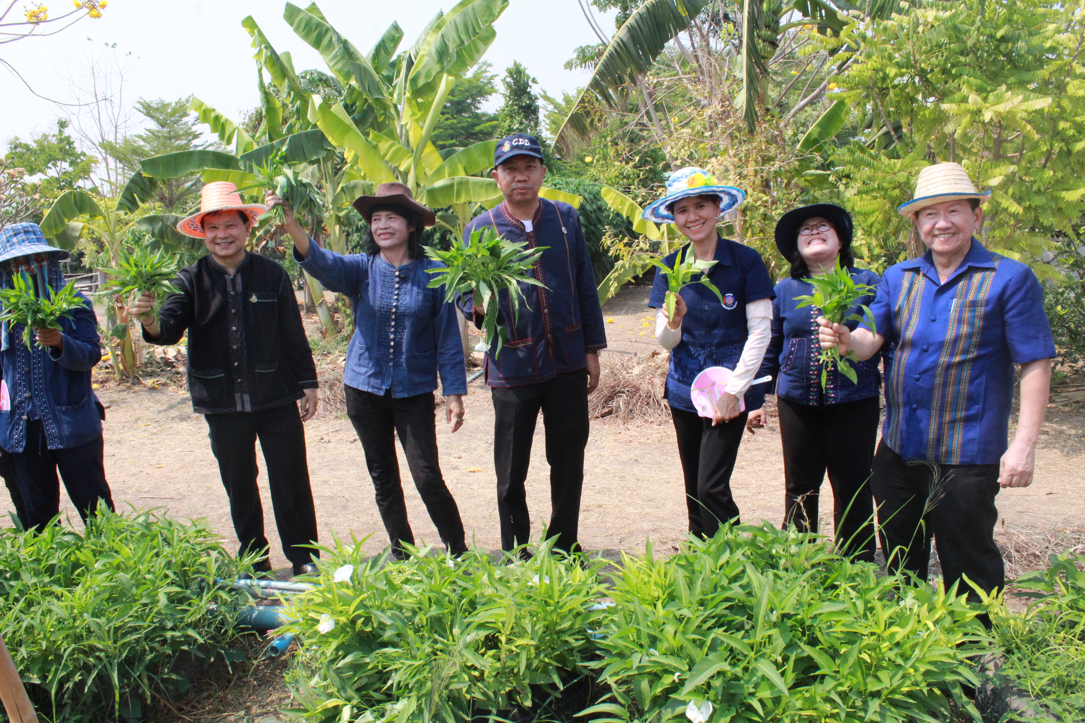 ??@จังหวัดราชบุรี>>>พช.ราชบุรี รวมพลังเอามื้อสามัคคี สร้างวิถีโคก หนอง นา โมเดล ภายใต้แนวคิด “หิ้วปิ่นโตไปเอามื้อ ถือจอบเสียมไปพลิกฟื้นแผ่นดิน”