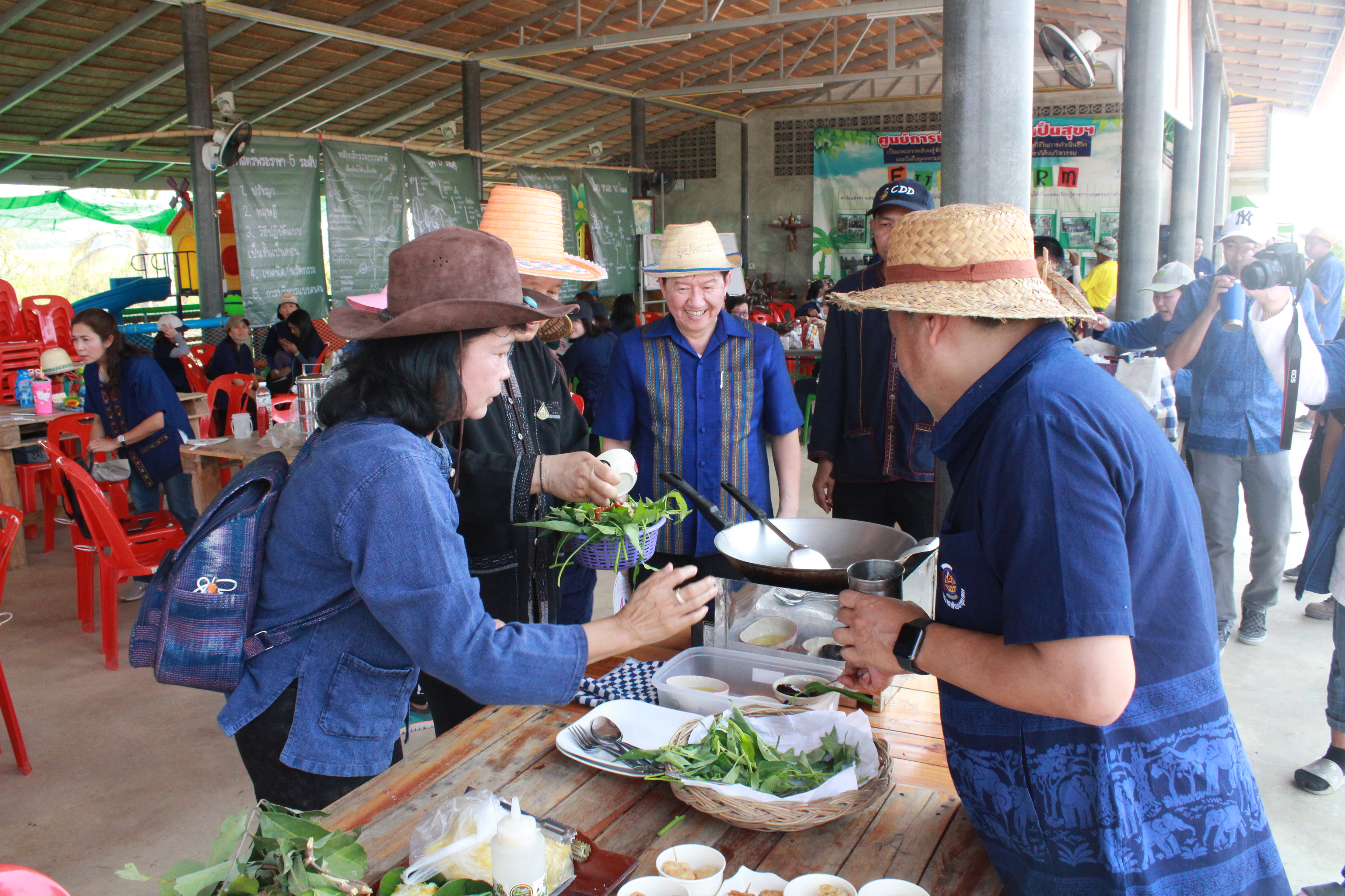 ??@จังหวัดราชบุรี>>>พช.ราชบุรี รวมพลังเอามื้อสามัคคี สร้างวิถีโคก หนอง นา โมเดล ภายใต้แนวคิด “หิ้วปิ่นโตไปเอามื้อ ถือจอบเสียมไปพลิกฟื้นแผ่นดิน”
