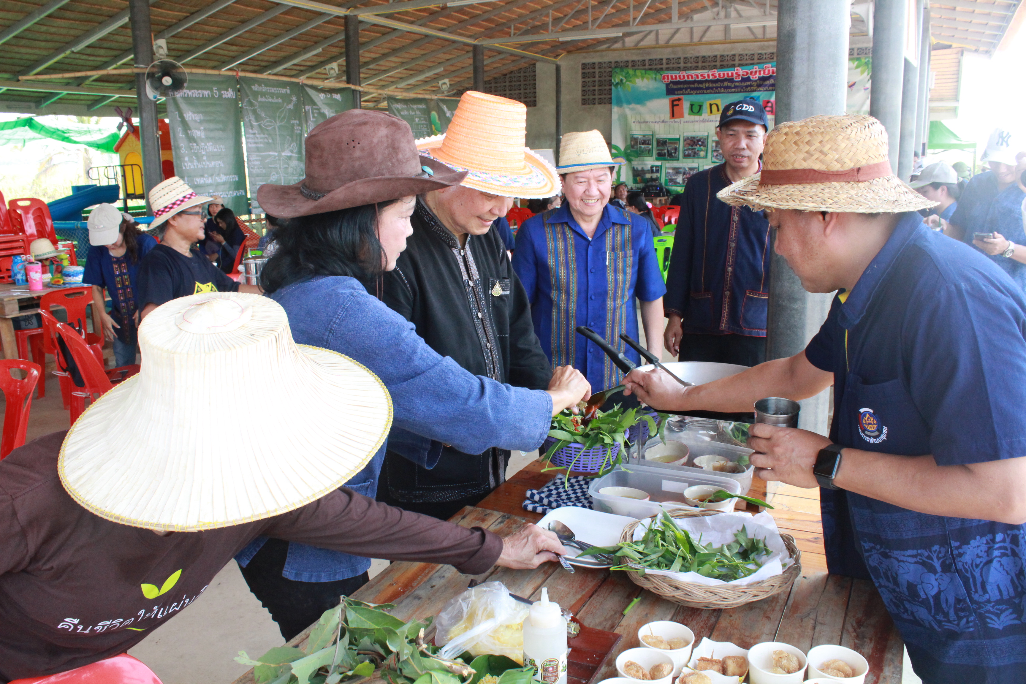 ??@จังหวัดราชบุรี>>>พช.ราชบุรี รวมพลังเอามื้อสามัคคี สร้างวิถีโคก หนอง นา โมเดล ภายใต้แนวคิด “หิ้วปิ่นโตไปเอามื้อ ถือจอบเสียมไปพลิกฟื้นแผ่นดิน”