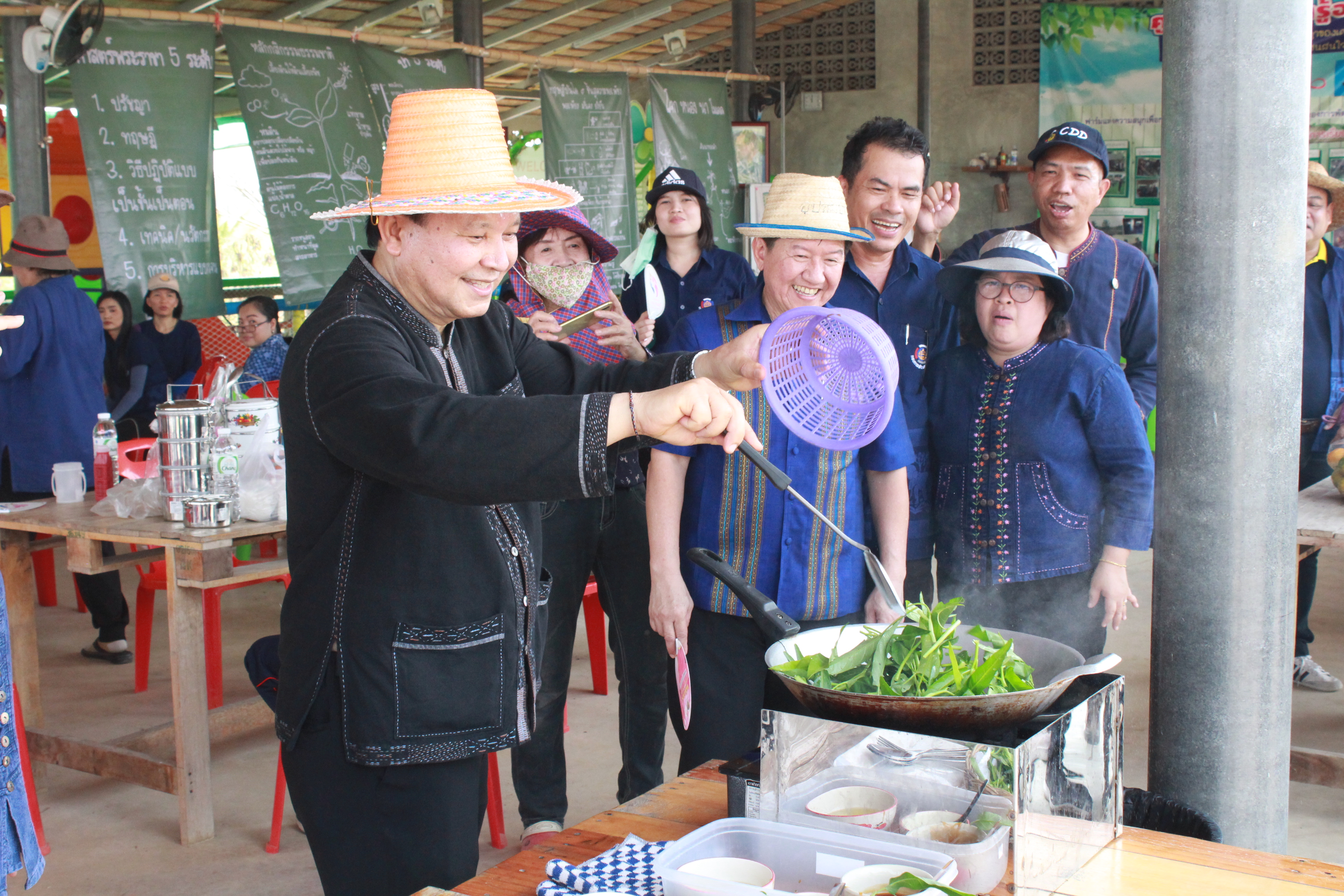 ??@จังหวัดราชบุรี>>>พช.ราชบุรี รวมพลังเอามื้อสามัคคี สร้างวิถีโคก หนอง นา โมเดล ภายใต้แนวคิด “หิ้วปิ่นโตไปเอามื้อ ถือจอบเสียมไปพลิกฟื้นแผ่นดิน”