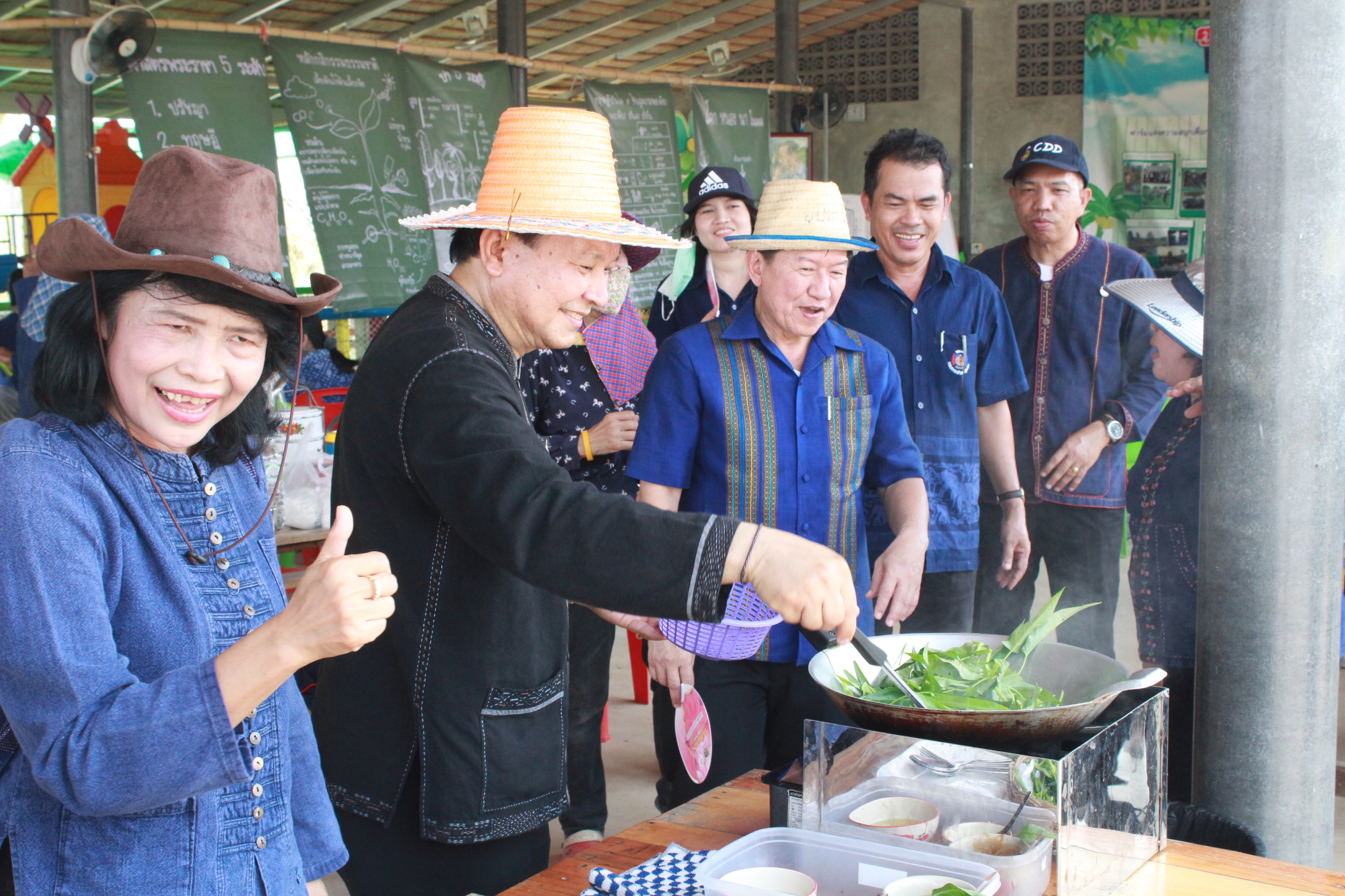 ??@จังหวัดราชบุรี>>>พช.ราชบุรี รวมพลังเอามื้อสามัคคี สร้างวิถีโคก หนอง นา โมเดล ภายใต้แนวคิด “หิ้วปิ่นโตไปเอามื้อ ถือจอบเสียมไปพลิกฟื้นแผ่นดิน”