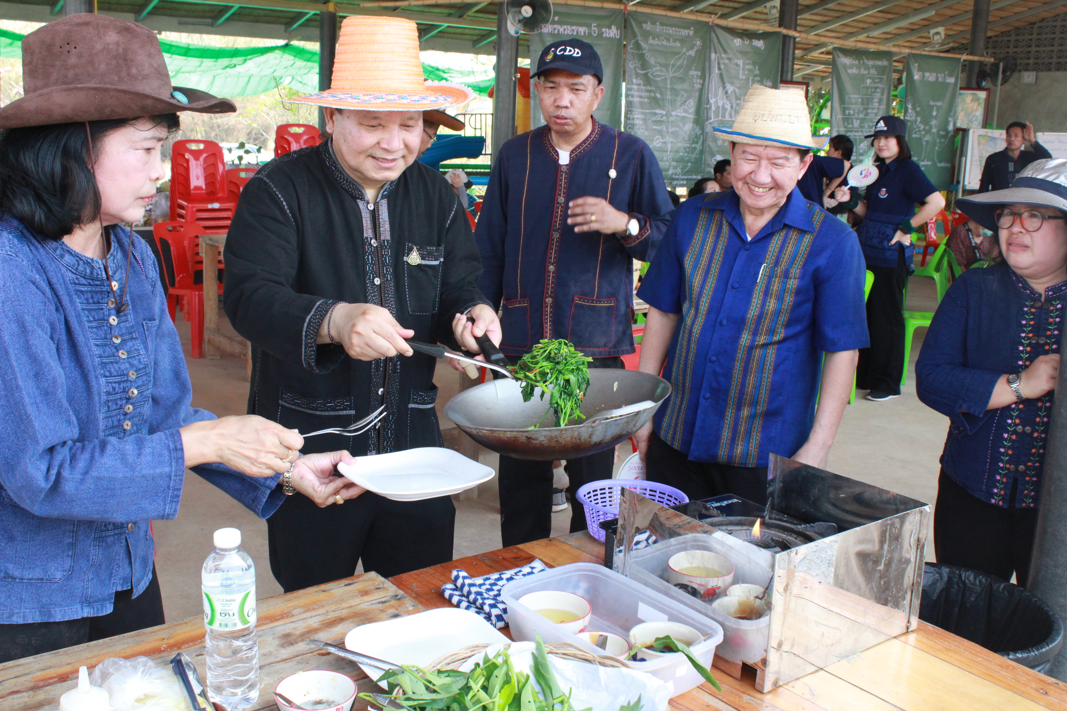 ??@จังหวัดราชบุรี>>>พช.ราชบุรี รวมพลังเอามื้อสามัคคี สร้างวิถีโคก หนอง นา โมเดล ภายใต้แนวคิด “หิ้วปิ่นโตไปเอามื้อ ถือจอบเสียมไปพลิกฟื้นแผ่นดิน”