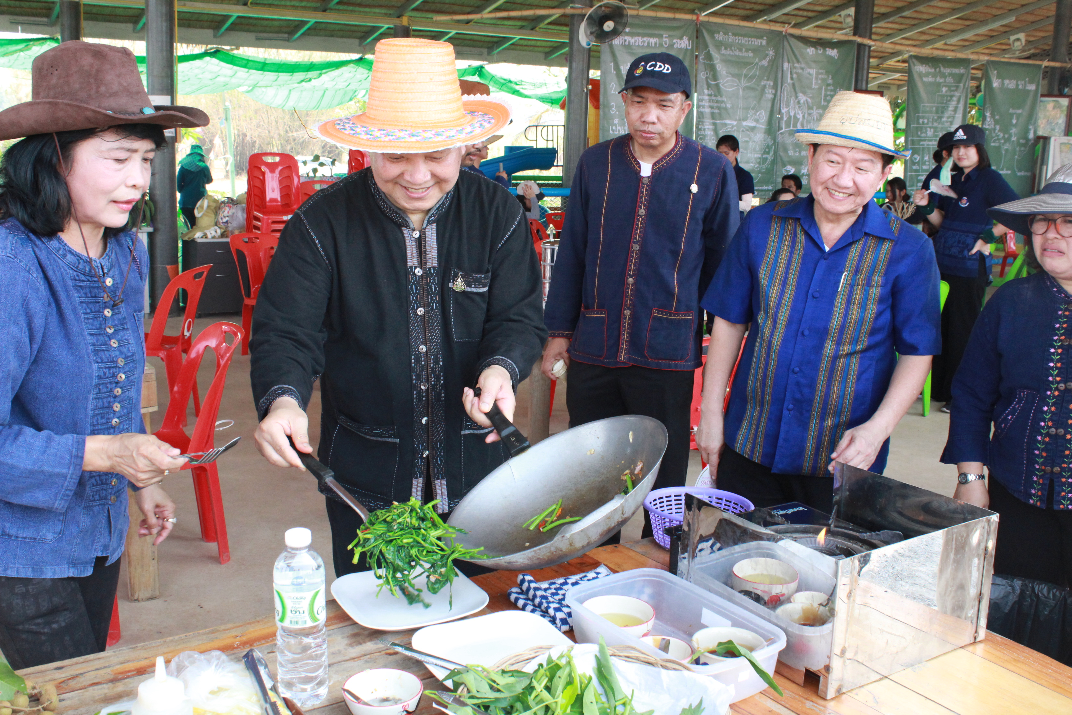 ??@จังหวัดราชบุรี>>>พช.ราชบุรี รวมพลังเอามื้อสามัคคี สร้างวิถีโคก หนอง นา โมเดล ภายใต้แนวคิด “หิ้วปิ่นโตไปเอามื้อ ถือจอบเสียมไปพลิกฟื้นแผ่นดิน”