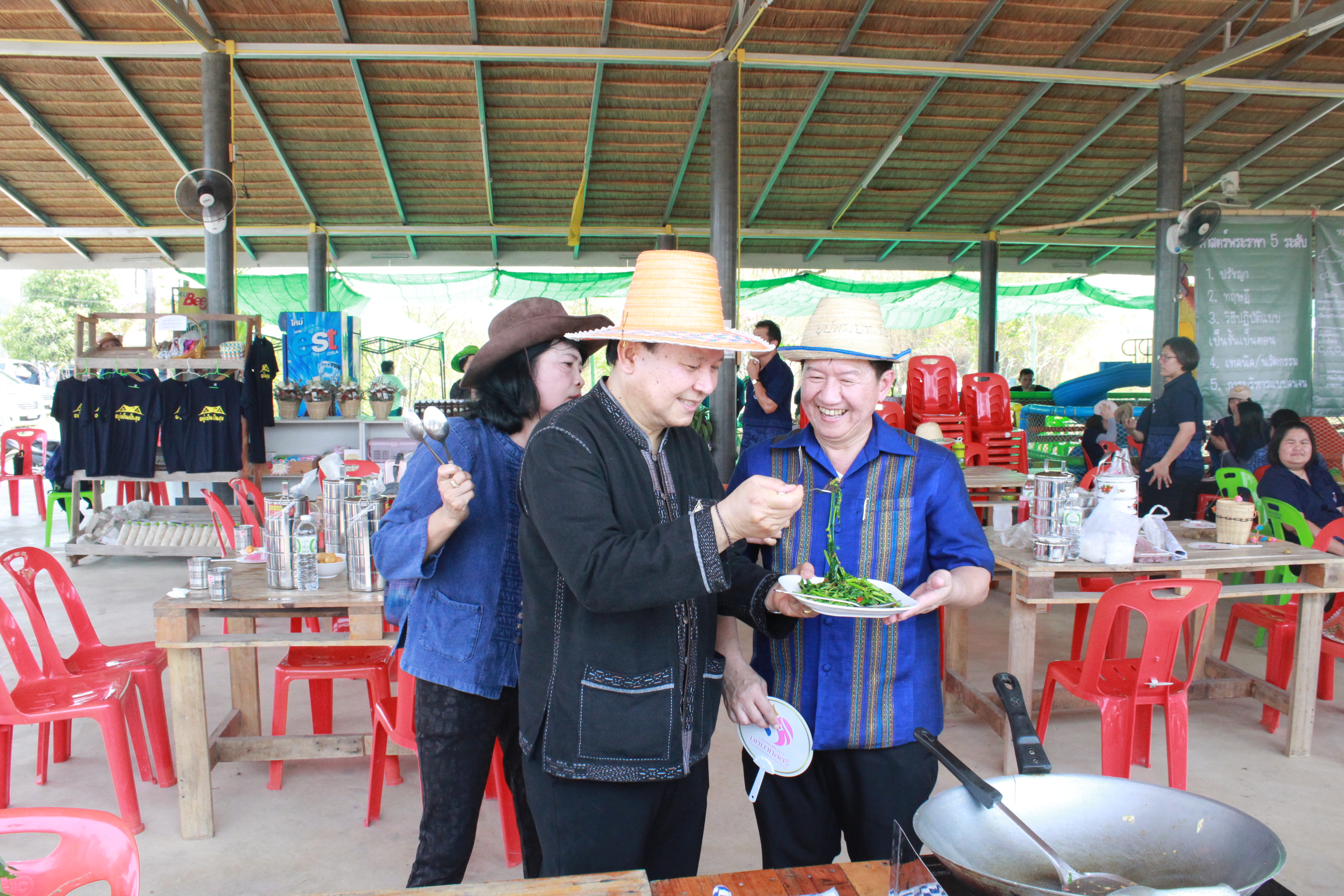 ??@จังหวัดราชบุรี>>>พช.ราชบุรี รวมพลังเอามื้อสามัคคี สร้างวิถีโคก หนอง นา โมเดล ภายใต้แนวคิด “หิ้วปิ่นโตไปเอามื้อ ถือจอบเสียมไปพลิกฟื้นแผ่นดิน”