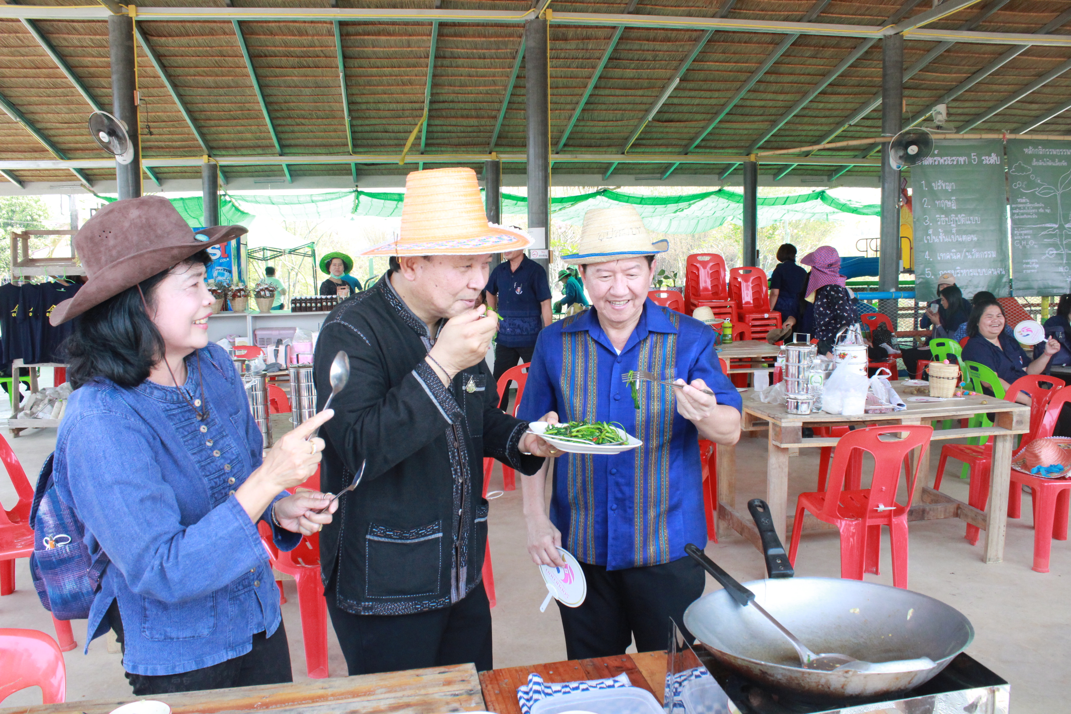 ??@จังหวัดราชบุรี>>>พช.ราชบุรี รวมพลังเอามื้อสามัคคี สร้างวิถีโคก หนอง นา โมเดล ภายใต้แนวคิด “หิ้วปิ่นโตไปเอามื้อ ถือจอบเสียมไปพลิกฟื้นแผ่นดิน”