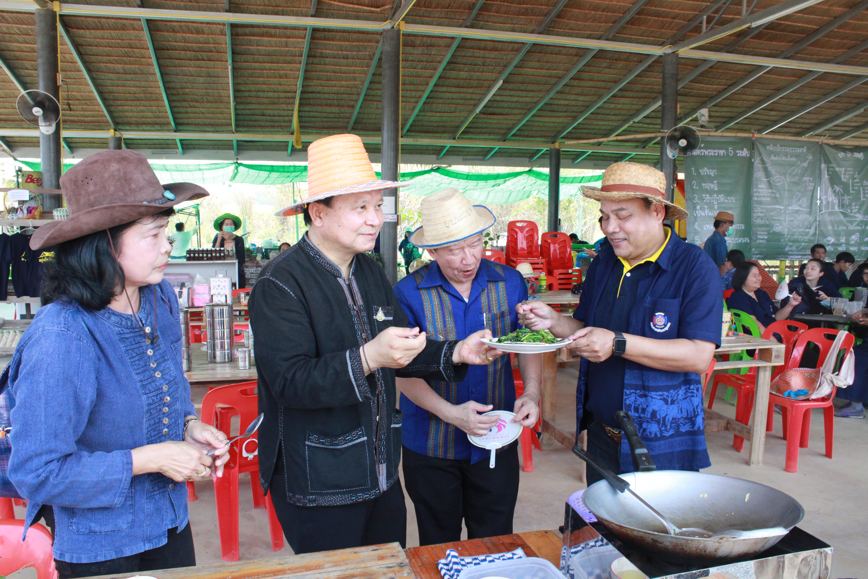 ??@จังหวัดราชบุรี>>>พช.ราชบุรี รวมพลังเอามื้อสามัคคี สร้างวิถีโคก หนอง นา โมเดล ภายใต้แนวคิด “หิ้วปิ่นโตไปเอามื้อ ถือจอบเสียมไปพลิกฟื้นแผ่นดิน”