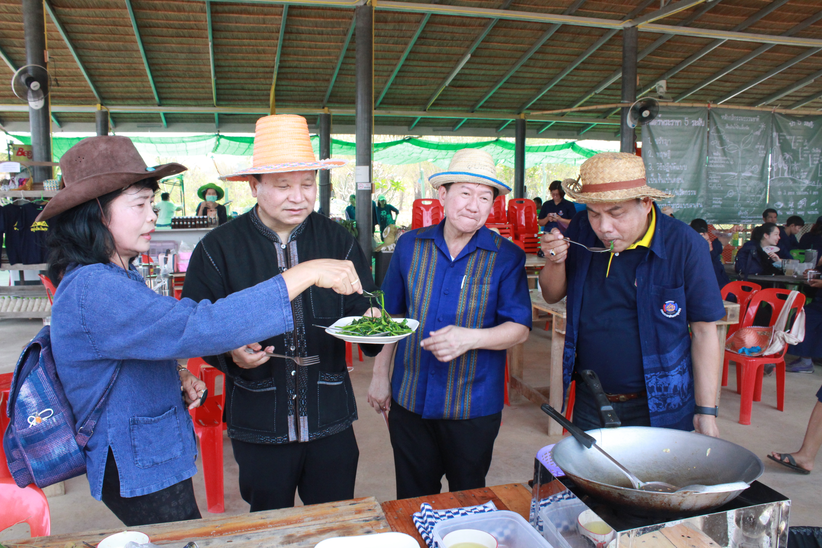 ??@จังหวัดราชบุรี>>>พช.ราชบุรี รวมพลังเอามื้อสามัคคี สร้างวิถีโคก หนอง นา โมเดล ภายใต้แนวคิด “หิ้วปิ่นโตไปเอามื้อ ถือจอบเสียมไปพลิกฟื้นแผ่นดิน”