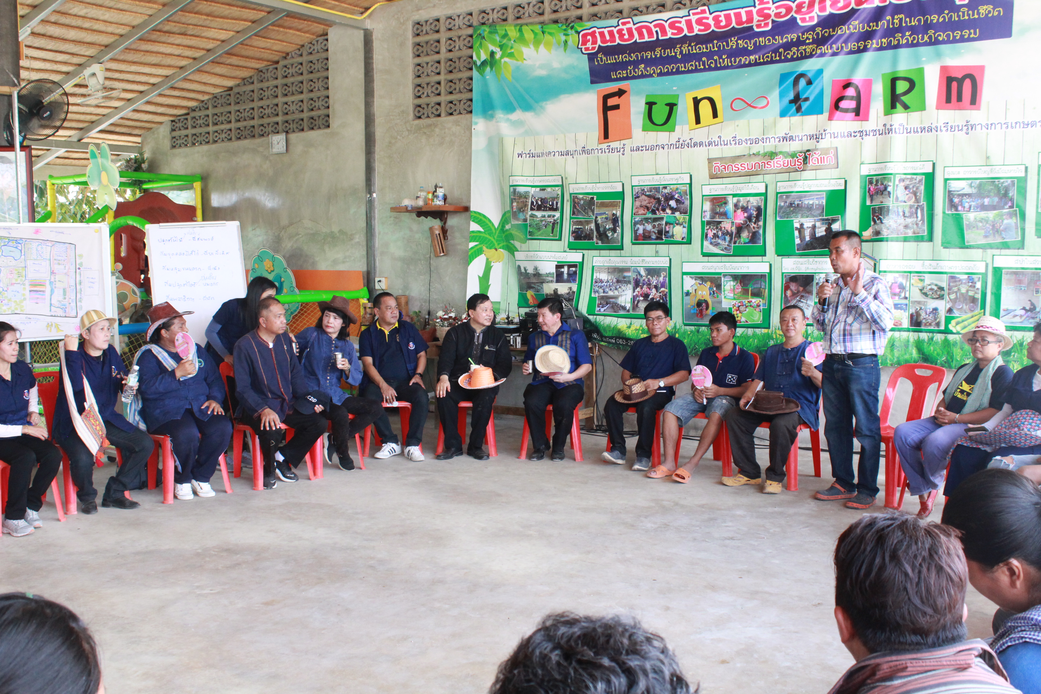 ??@จังหวัดราชบุรี>>>พช.ราชบุรี รวมพลังเอามื้อสามัคคี สร้างวิถีโคก หนอง นา โมเดล ภายใต้แนวคิด “หิ้วปิ่นโตไปเอามื้อ ถือจอบเสียมไปพลิกฟื้นแผ่นดิน”