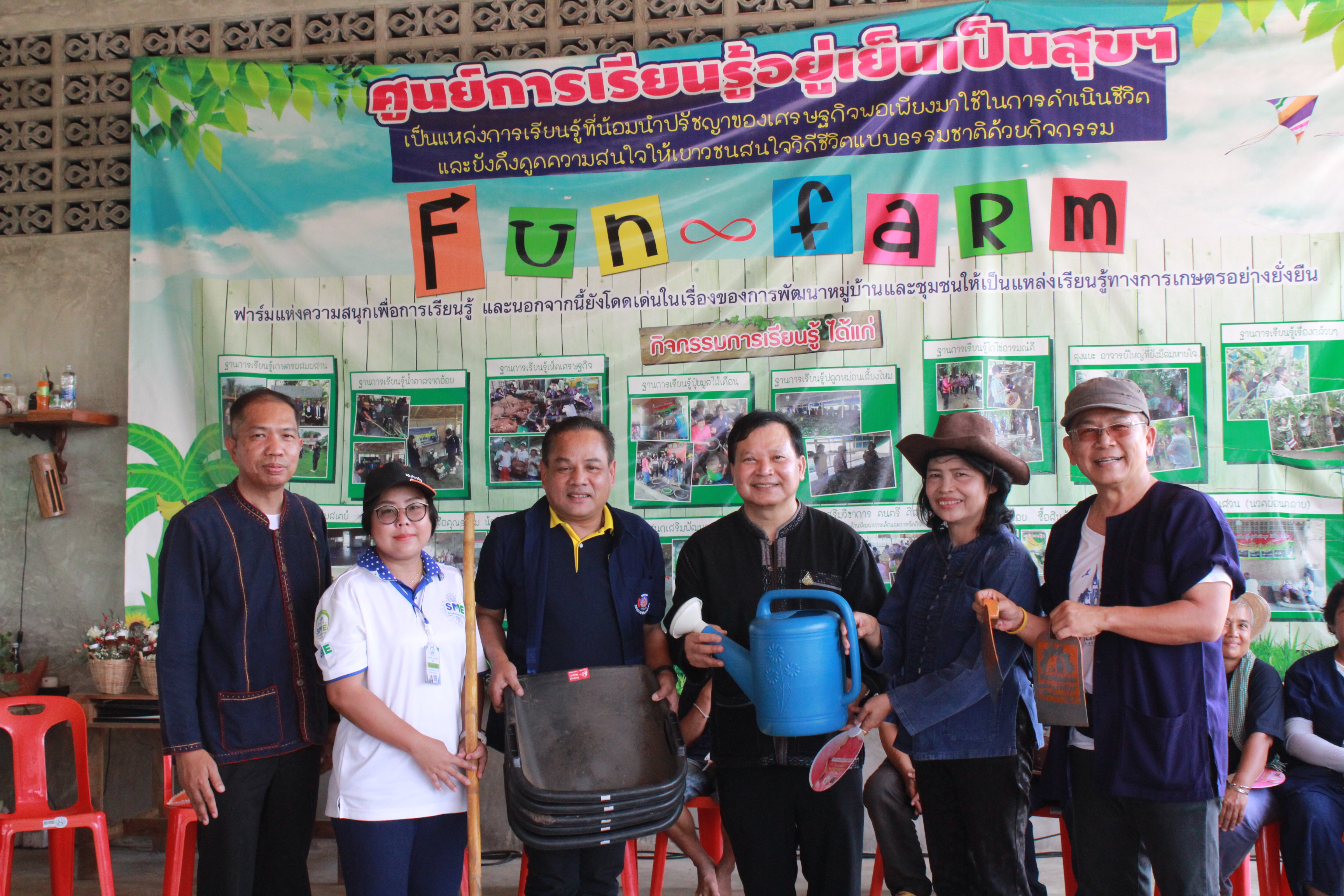 ??@จังหวัดราชบุรี>>>พช.ราชบุรี รวมพลังเอามื้อสามัคคี สร้างวิถีโคก หนอง นา โมเดล ภายใต้แนวคิด “หิ้วปิ่นโตไปเอามื้อ ถือจอบเสียมไปพลิกฟื้นแผ่นดิน”