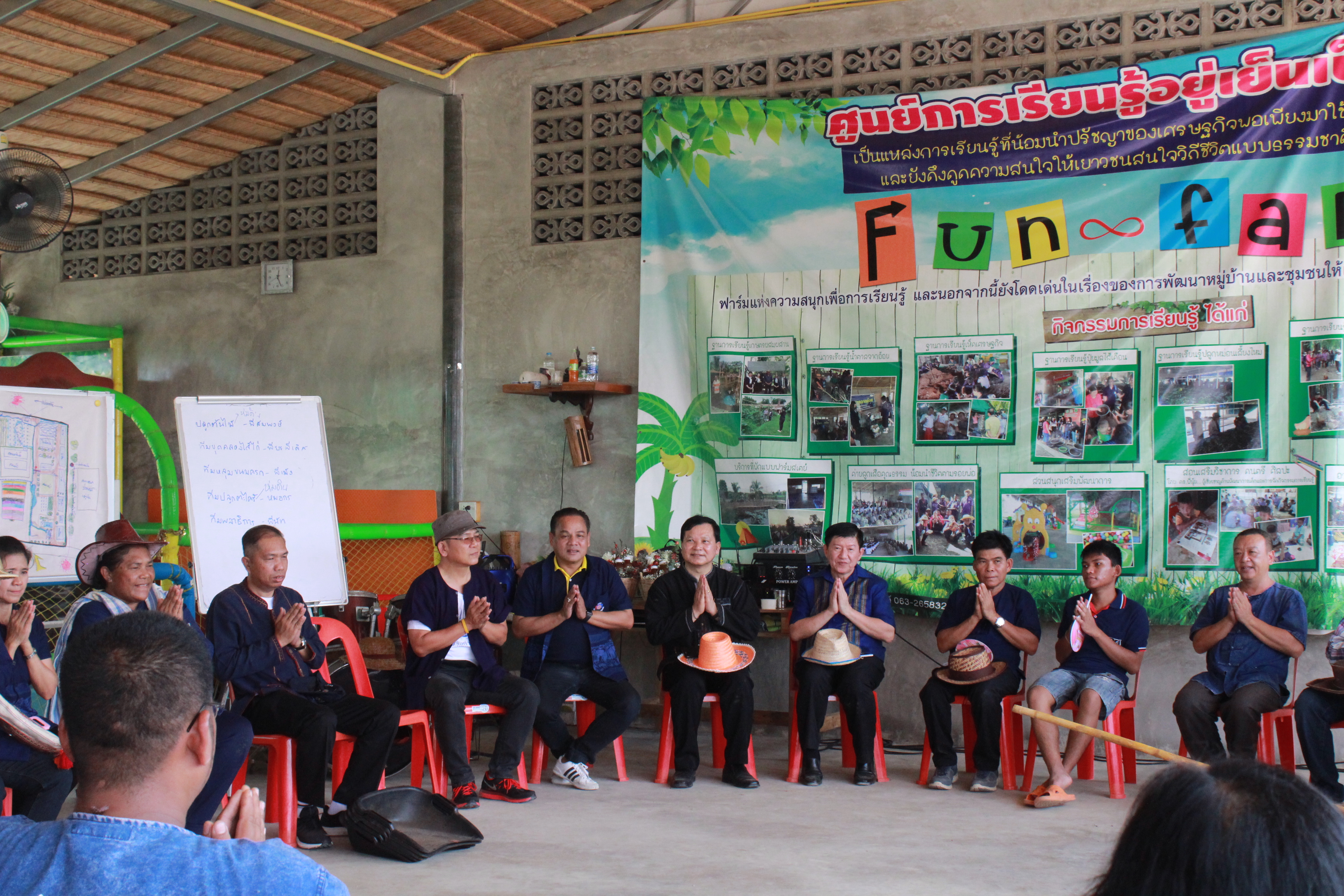 ??@จังหวัดราชบุรี>>>พช.ราชบุรี รวมพลังเอามื้อสามัคคี สร้างวิถีโคก หนอง นา โมเดล ภายใต้แนวคิด “หิ้วปิ่นโตไปเอามื้อ ถือจอบเสียมไปพลิกฟื้นแผ่นดิน”