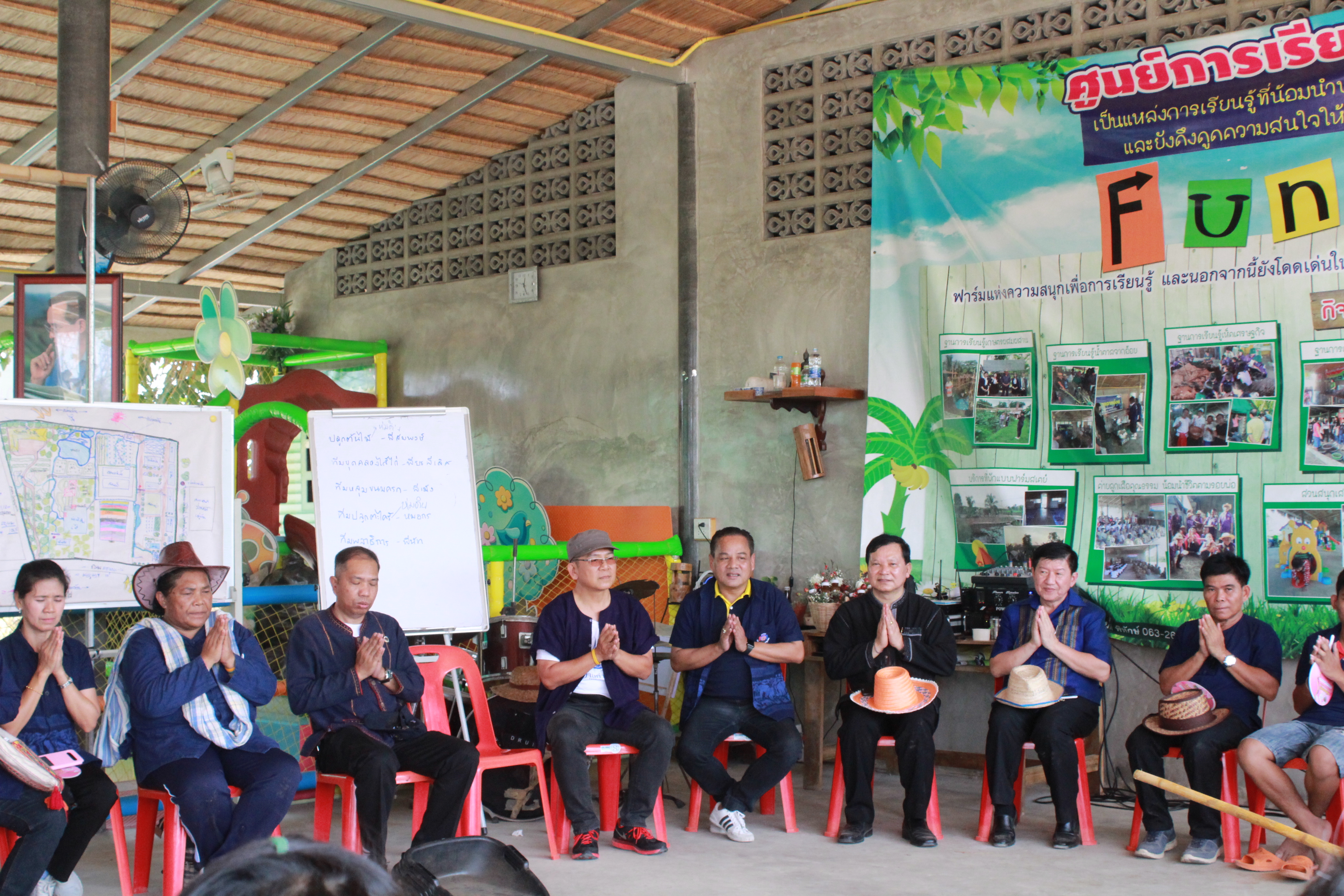 ??@จังหวัดราชบุรี>>>พช.ราชบุรี รวมพลังเอามื้อสามัคคี สร้างวิถีโคก หนอง นา โมเดล ภายใต้แนวคิด “หิ้วปิ่นโตไปเอามื้อ ถือจอบเสียมไปพลิกฟื้นแผ่นดิน”