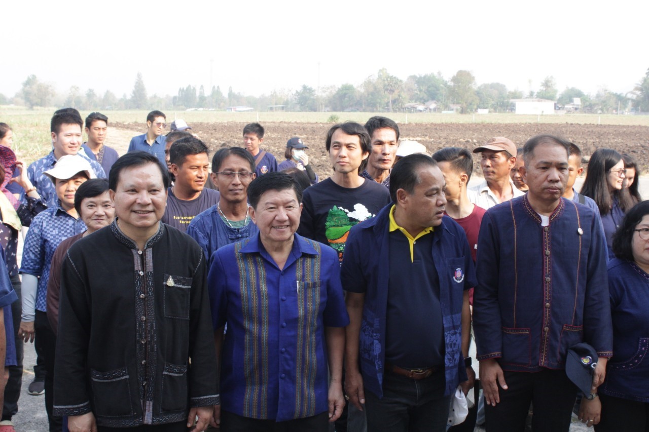 ??@จังหวัดราชบุรี>>>พช.ราชบุรี รวมพลังเอามื้อสามัคคี สร้างวิถีโคก หนอง นา โมเดล ภายใต้แนวคิด “หิ้วปิ่นโตไปเอามื้อ ถือจอบเสียมไปพลิกฟื้นแผ่นดิน”