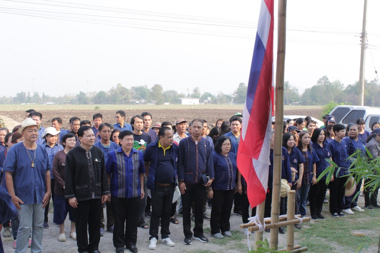 ??@จังหวัดราชบุรี>>>พช.ราชบุรี รวมพลังเอามื้อสามัคคี สร้างวิถีโคก หนอง นา โมเดล ภายใต้แนวคิด “หิ้วปิ่นโตไปเอามื้อ ถือจอบเสียมไปพลิกฟื้นแผ่นดิน”