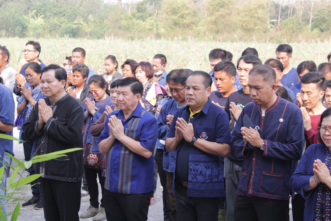 ??@จังหวัดราชบุรี>>>พช.ราชบุรี รวมพลังเอามื้อสามัคคี สร้างวิถีโคก หนอง นา โมเดล ภายใต้แนวคิด “หิ้วปิ่นโตไปเอามื้อ ถือจอบเสียมไปพลิกฟื้นแผ่นดิน”