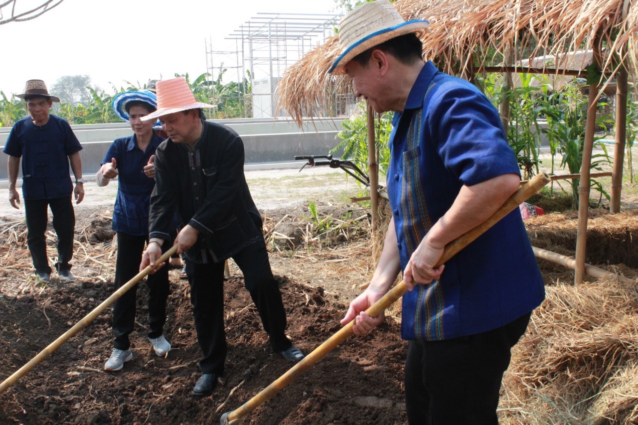 ??@จังหวัดราชบุรี>>>พช.ราชบุรี รวมพลังเอามื้อสามัคคี สร้างวิถีโคก หนอง นา โมเดล ภายใต้แนวคิด “หิ้วปิ่นโตไปเอามื้อ ถือจอบเสียมไปพลิกฟื้นแผ่นดิน”