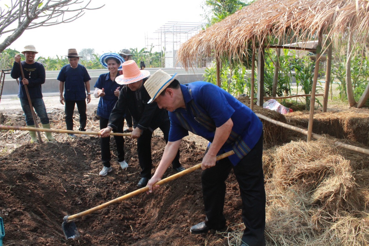 ??@จังหวัดราชบุรี>>>พช.ราชบุรี รวมพลังเอามื้อสามัคคี สร้างวิถีโคก หนอง นา โมเดล ภายใต้แนวคิด “หิ้วปิ่นโตไปเอามื้อ ถือจอบเสียมไปพลิกฟื้นแผ่นดิน”