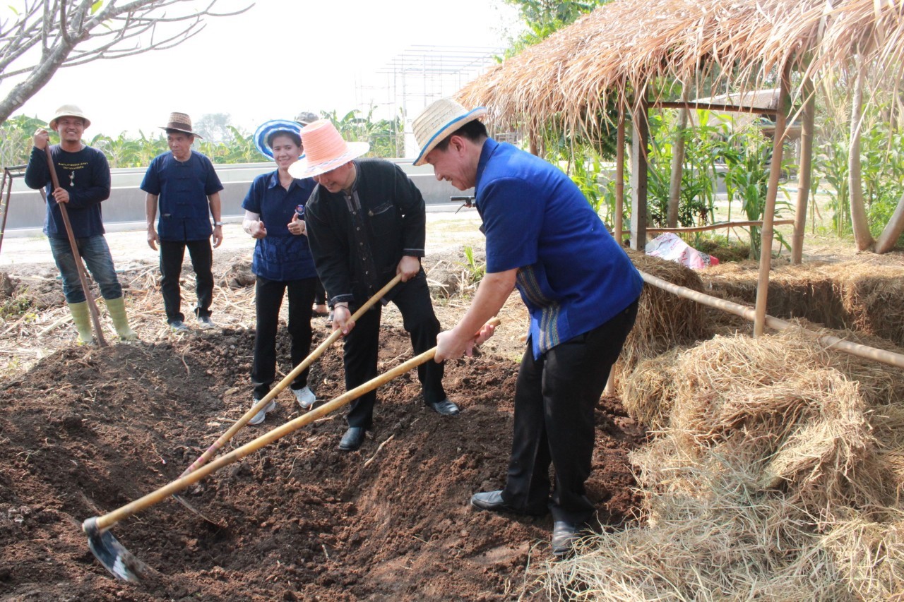 ??@จังหวัดราชบุรี>>>พช.ราชบุรี รวมพลังเอามื้อสามัคคี สร้างวิถีโคก หนอง นา โมเดล ภายใต้แนวคิด “หิ้วปิ่นโตไปเอามื้อ ถือจอบเสียมไปพลิกฟื้นแผ่นดิน”