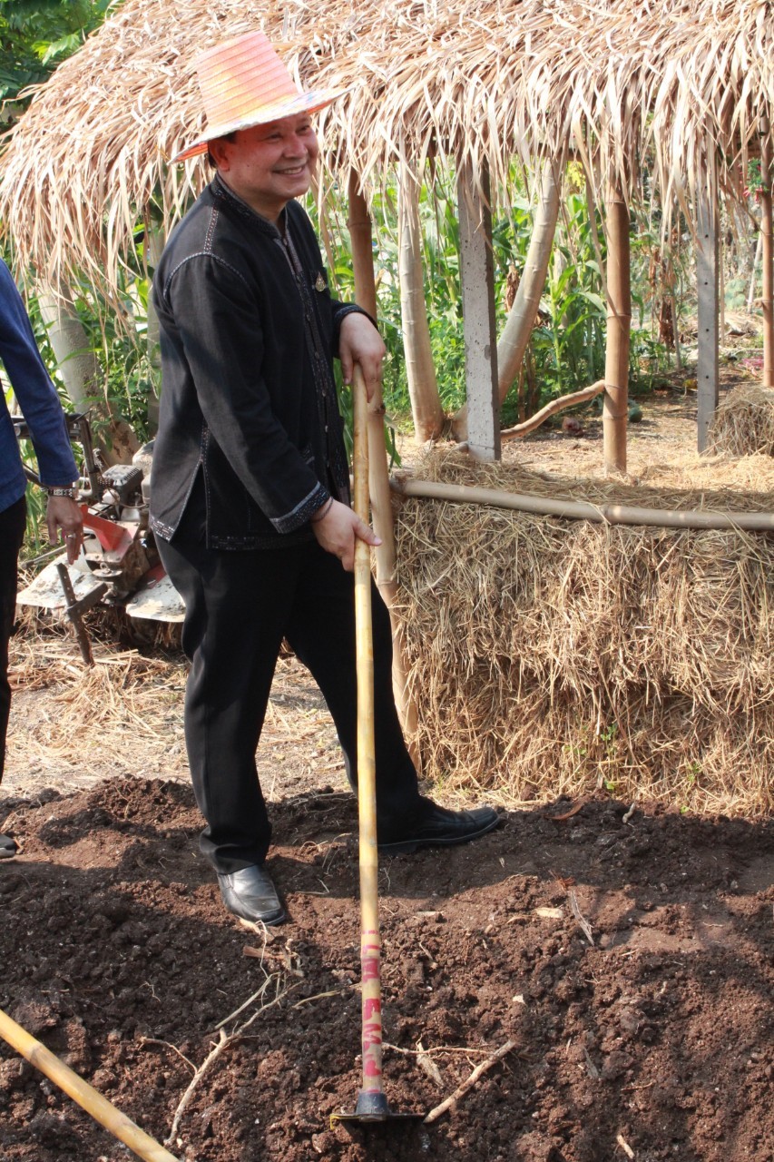 ??@จังหวัดราชบุรี>>>พช.ราชบุรี รวมพลังเอามื้อสามัคคี สร้างวิถีโคก หนอง นา โมเดล ภายใต้แนวคิด “หิ้วปิ่นโตไปเอามื้อ ถือจอบเสียมไปพลิกฟื้นแผ่นดิน”