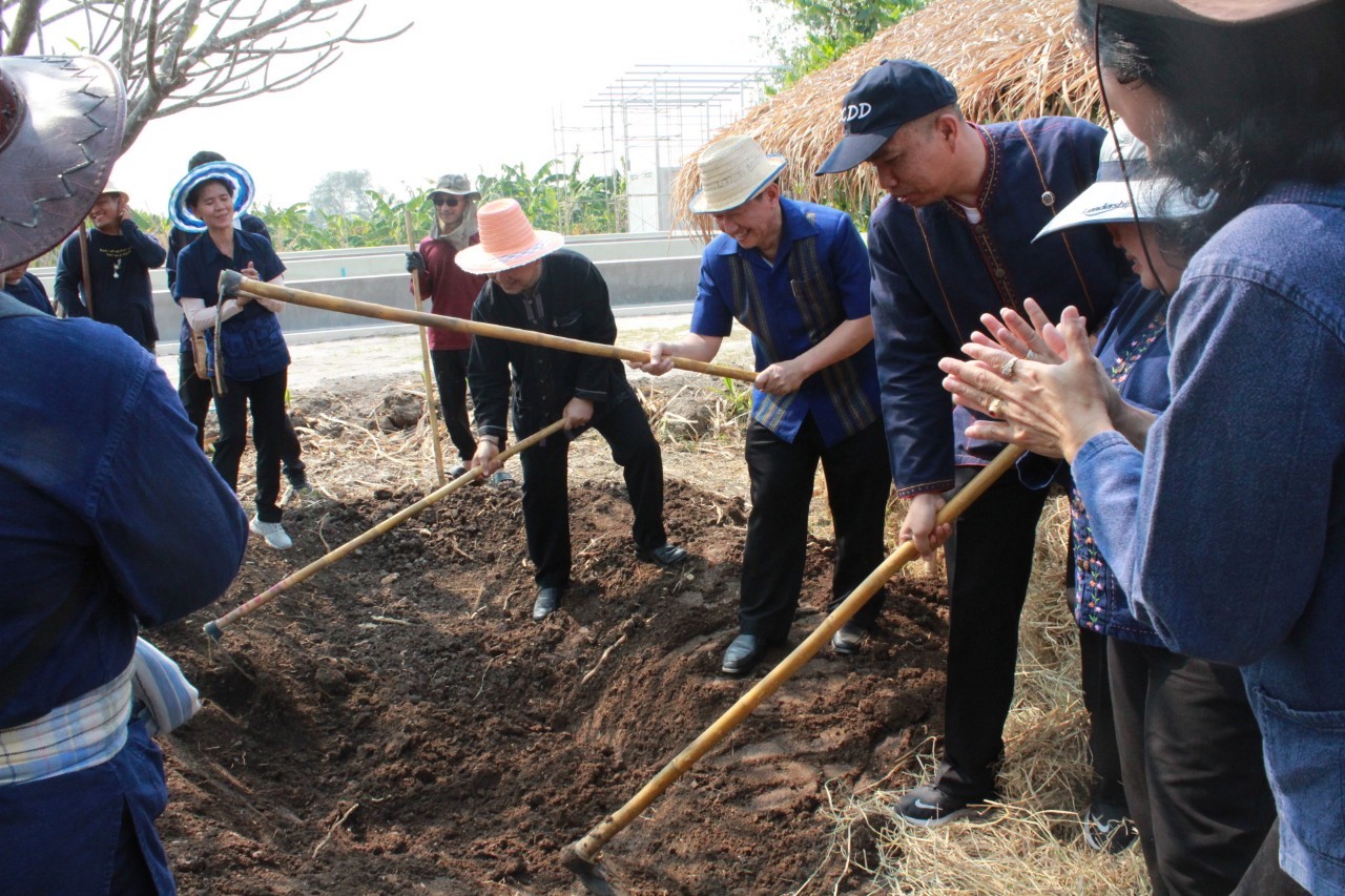 ??@จังหวัดราชบุรี>>>พช.ราชบุรี รวมพลังเอามื้อสามัคคี สร้างวิถีโคก หนอง นา โมเดล ภายใต้แนวคิด “หิ้วปิ่นโตไปเอามื้อ ถือจอบเสียมไปพลิกฟื้นแผ่นดิน”